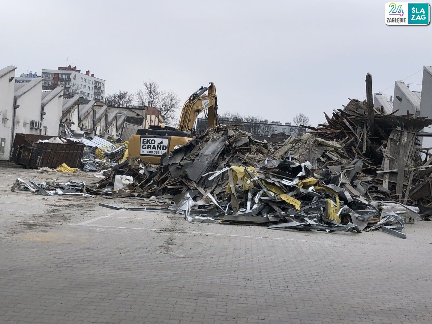 Sosnowiec. Ulice 1 Maja i Partyzantów. Dawne: przędzalnia Schoenow oraz huta szkła. Ruszyła rozbiórka. 1 kwietnia 2025.