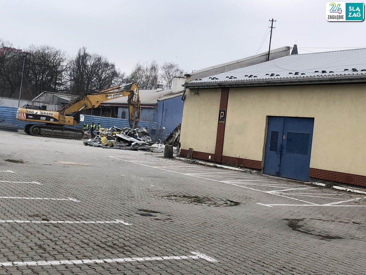 Sosnowiec. Ulice 1 Maja i Partyzantów. Dawne: przędzalnia Schoenow oraz huta szkła. Ruszyła rozbiórka. 1 kwietnia 2025.