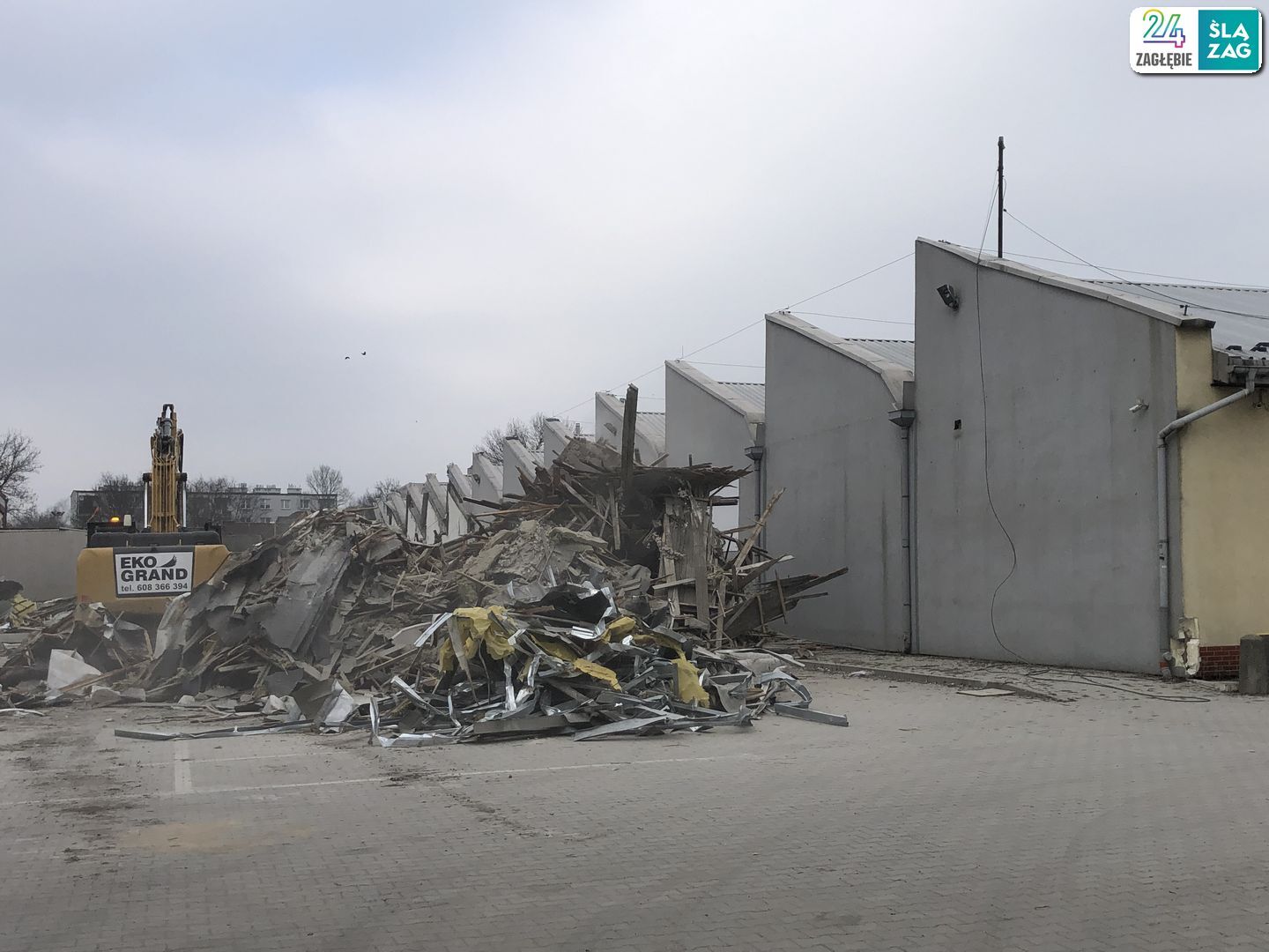 Sosnowiec. Ulice 1 Maja i Partyzantów. Dawne: przędzalnia Schoenow oraz huta szkła. Ruszyła rozbiórka. 1 kwietnia 2025.
