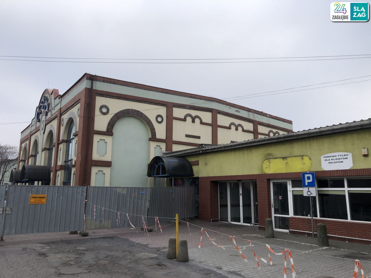 Sosnowiec. Ulice 1 Maja i Partyzantów. Dawne: przędzalnia Schoenow oraz huta szkła. Ruszyła rozbiórka. 1 kwietnia 2025.
