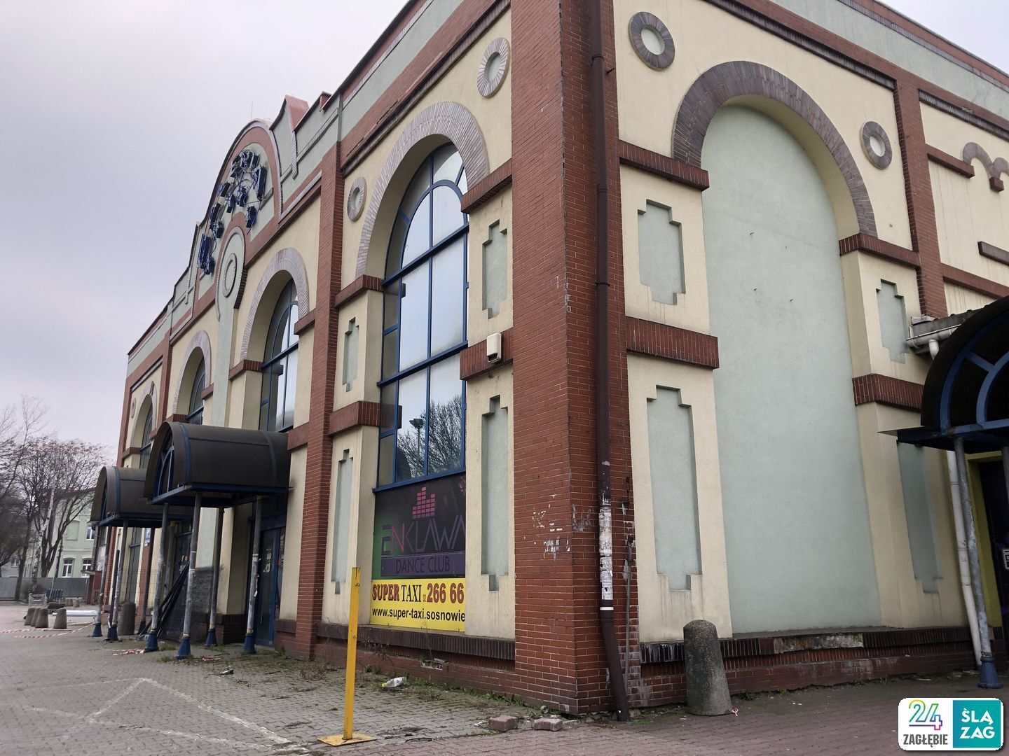Sosnowiec. Ulice 1 Maja i Partyzantów. Dawne: przędzalnia Schoenow oraz huta szkła. Ruszyła rozbiórka. 1 kwietnia 2025.