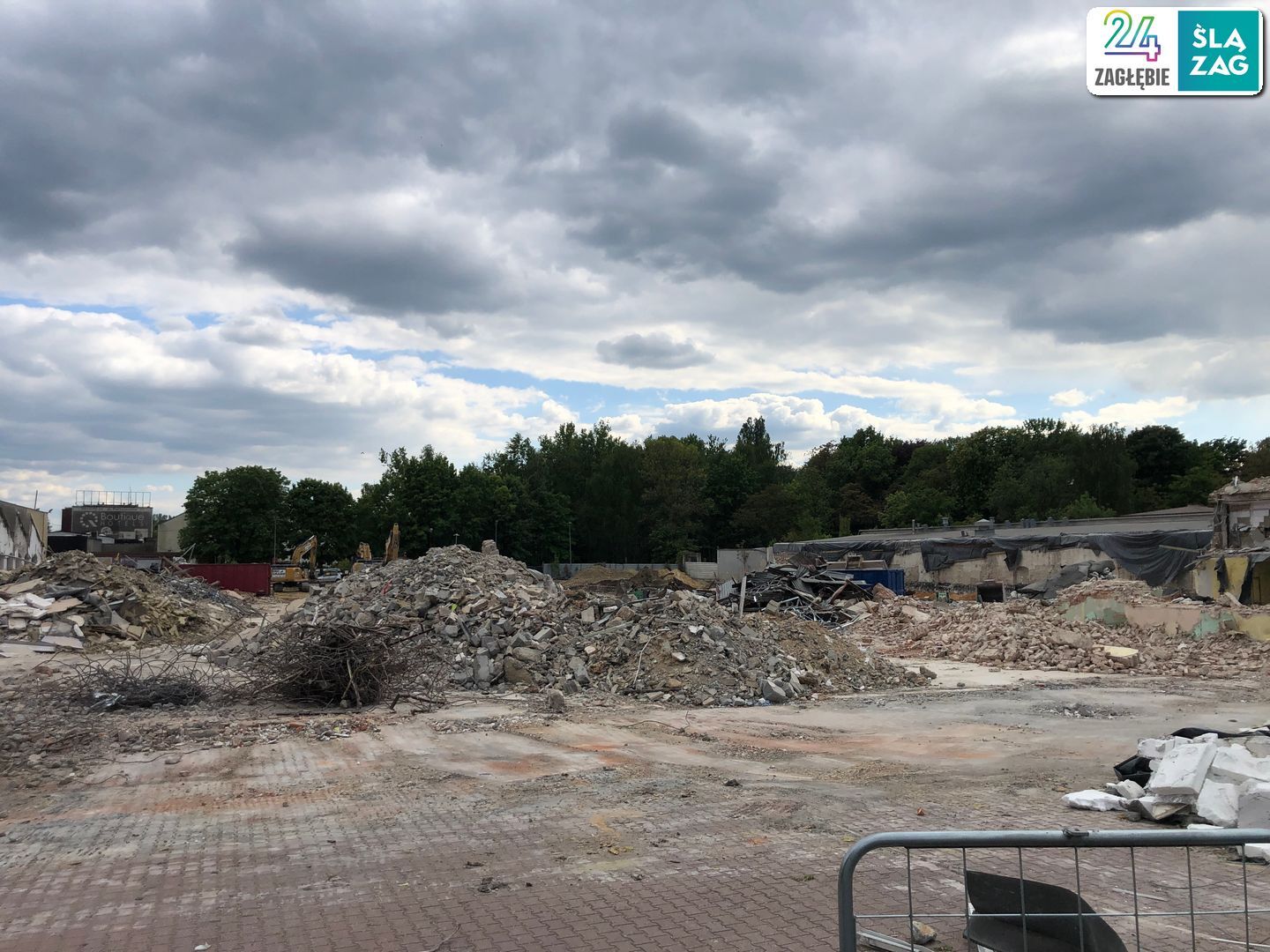 Sosnowiec. Ulice 1 Maja i Partyzantów. Dawne: przędzalnia Schoenow oraz huta szkła. Burzenie. 9 maja 2025.