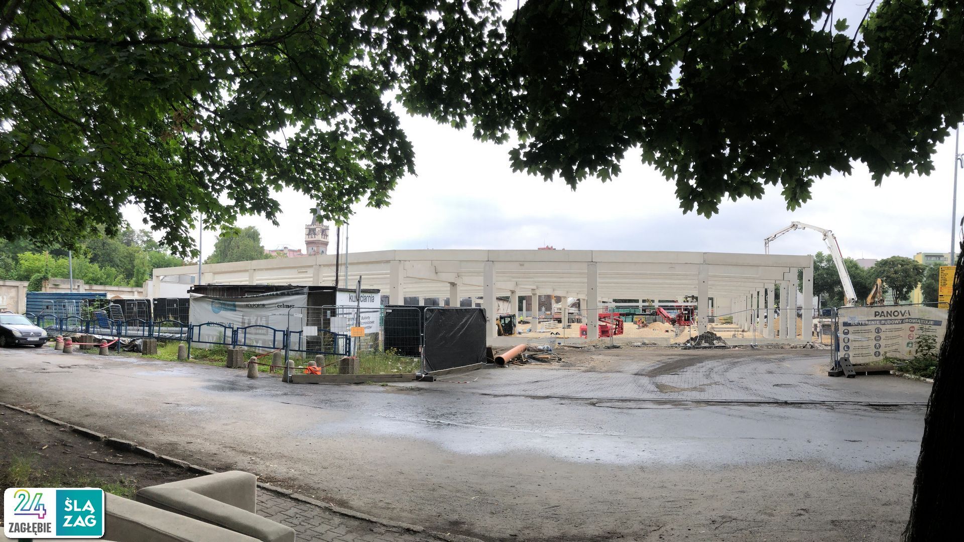 Sosnowiec. Ulice 1 Maja i Partyzantów. Budowa centrum handlowego «Kaufland» w miejscu dawnej przędzalni Schoenów oraz huty szkła. 8 lipca 2025.