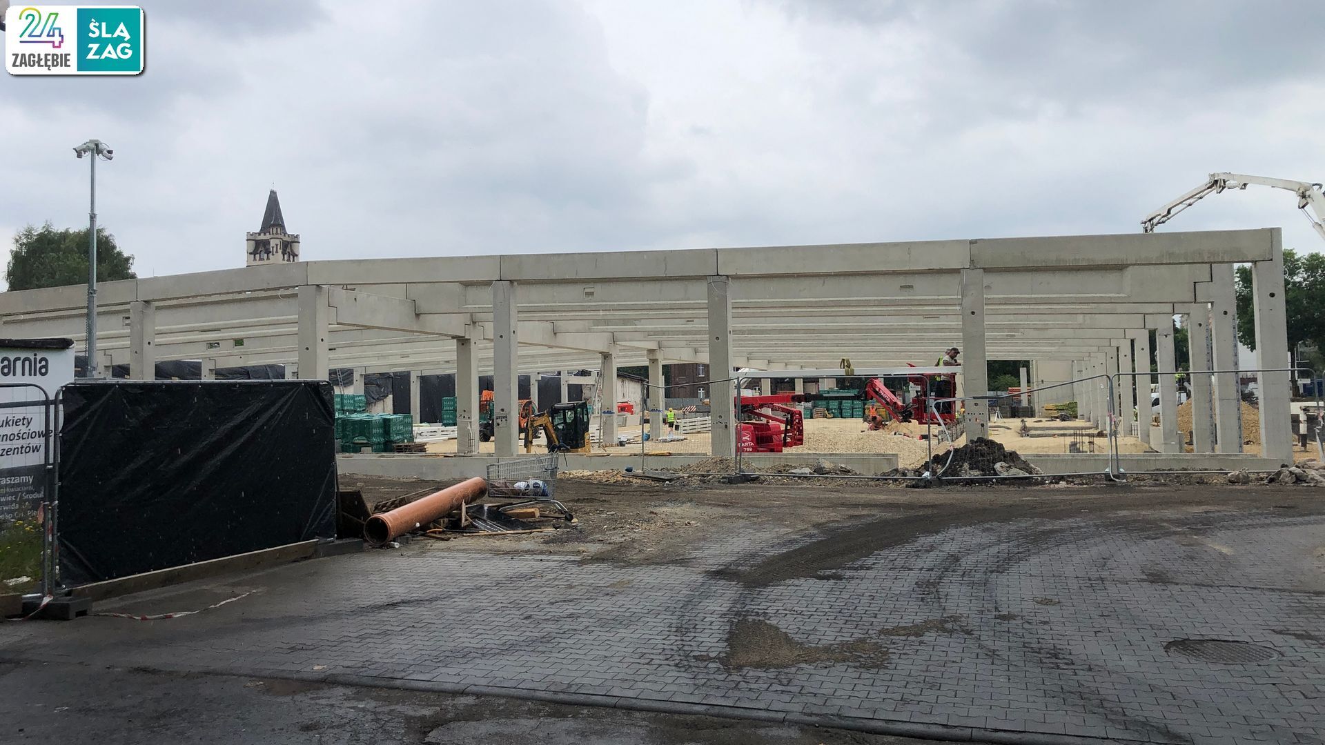 Sosnowiec. Ulice 1 Maja i Partyzantów. Budowa centrum handlowego «Kaufland» w miejscu dawnej przędzalni Schoenów oraz huty szkła. 8 lipca 2025.