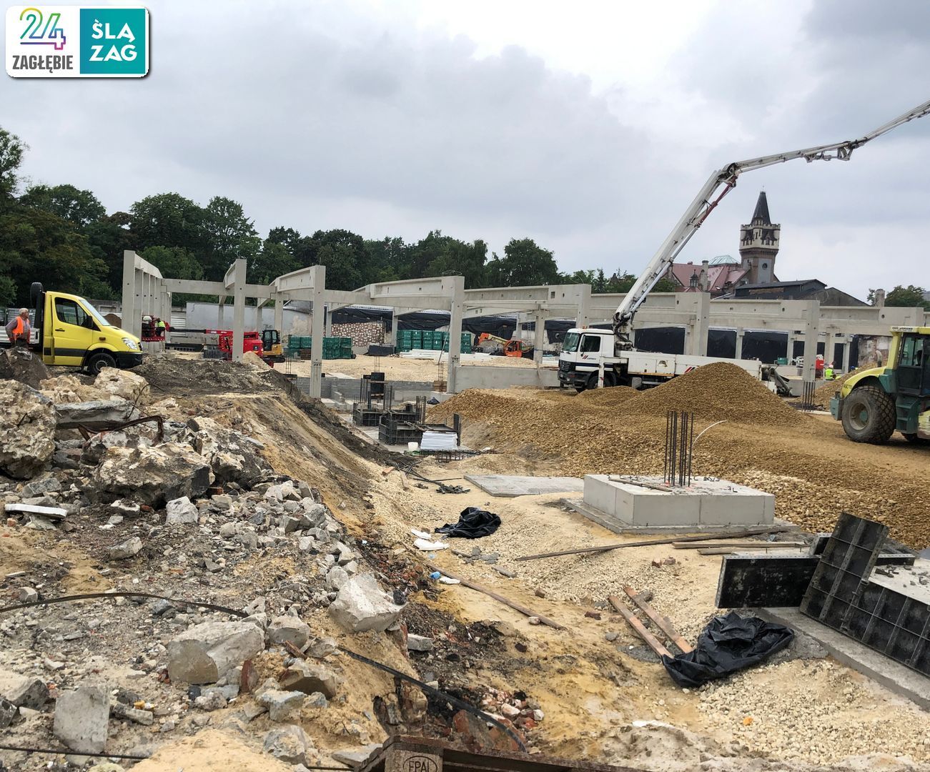 Sosnowiec. Ulice 1 Maja i Partyzantów. Budowa centrum handlowego «Kaufland» w miejscu dawnej przędzalni Schoenów oraz huty szkła. 8 lipca 2025.