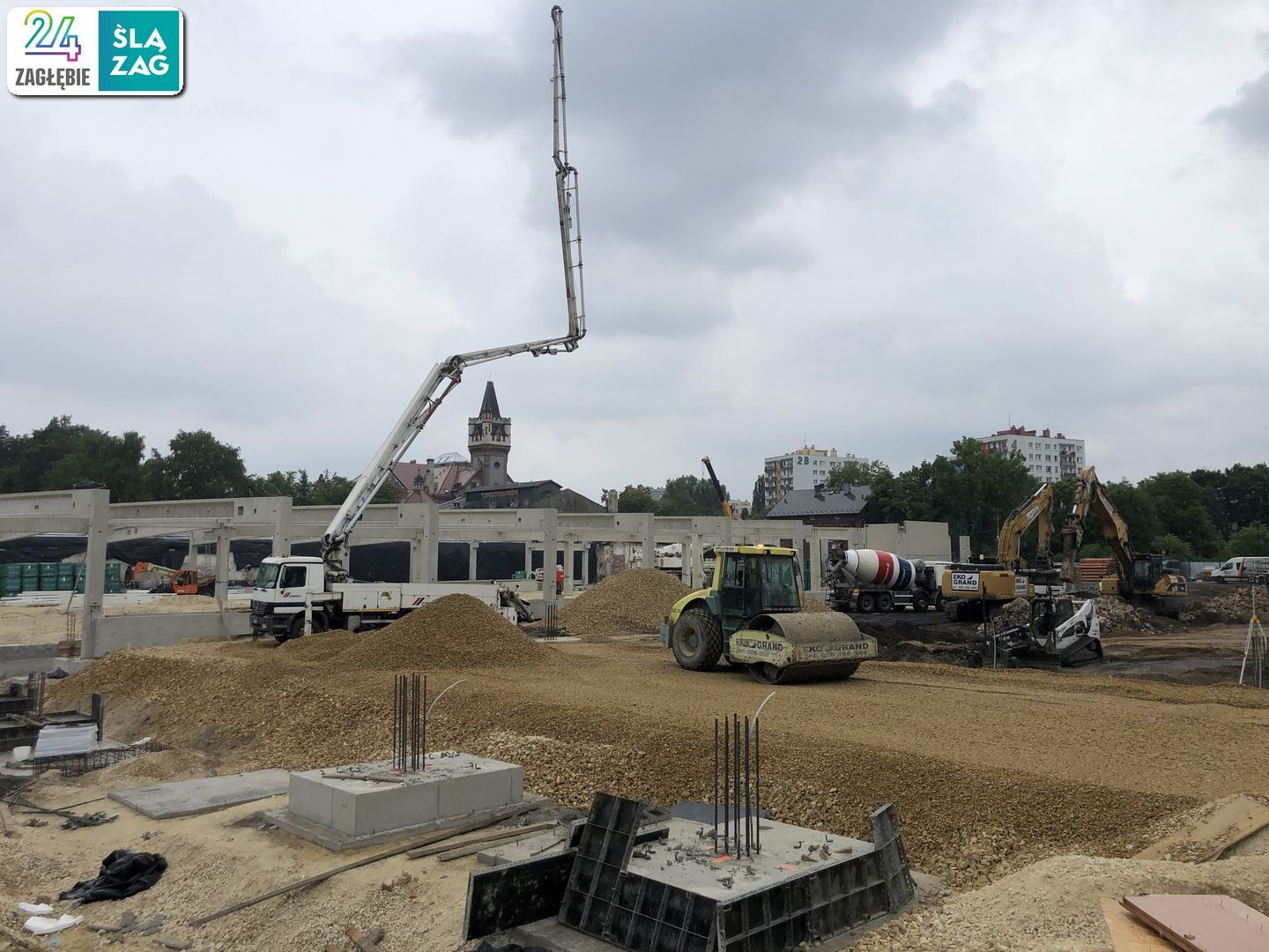 Sosnowiec. Ulice 1 Maja i Partyzantów. Budowa centrum handlowego «Kaufland» w miejscu dawnej przędzalni Schoenów oraz huty szkła. 8 lipca 2025.