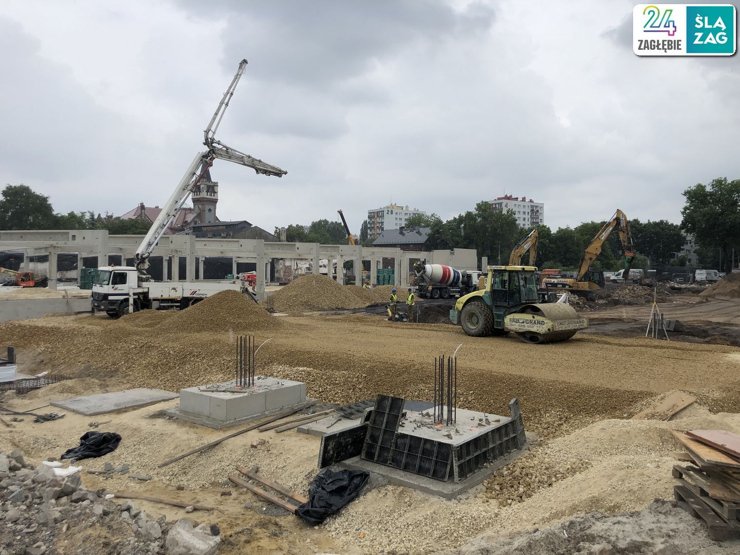 Sosnowiec. Ulice 1 Maja i Partyzantów. Budowa centrum handlowego «Kaufland» w miejscu dawnej przędzalni Schoenów oraz huty szkła. 8 lipca 2025.