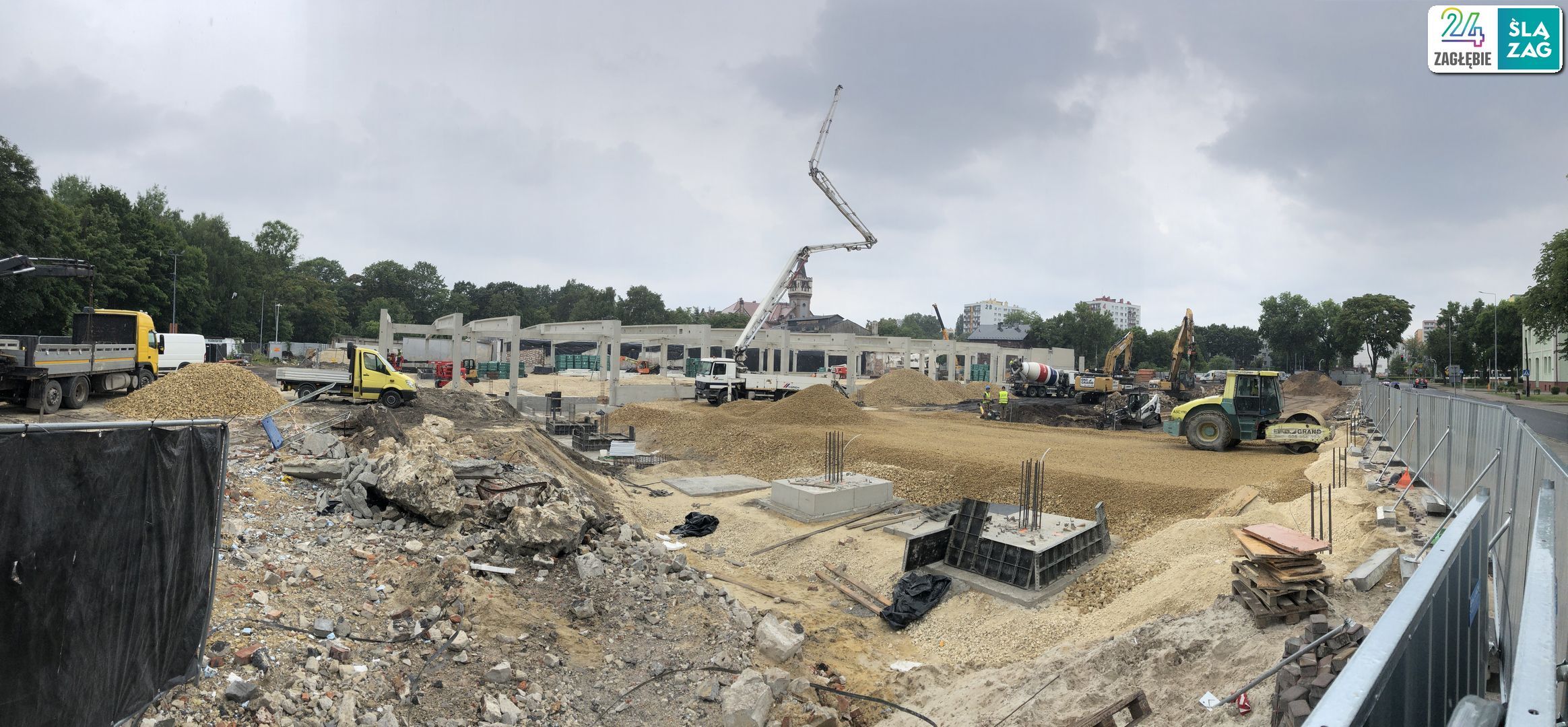 Sosnowiec. Ulice 1 Maja i Partyzantów. Budowa centrum handlowego «Kaufland» w miejscu dawnej przędzalni Schoenów oraz huty szkła. 8 lipca 2025.