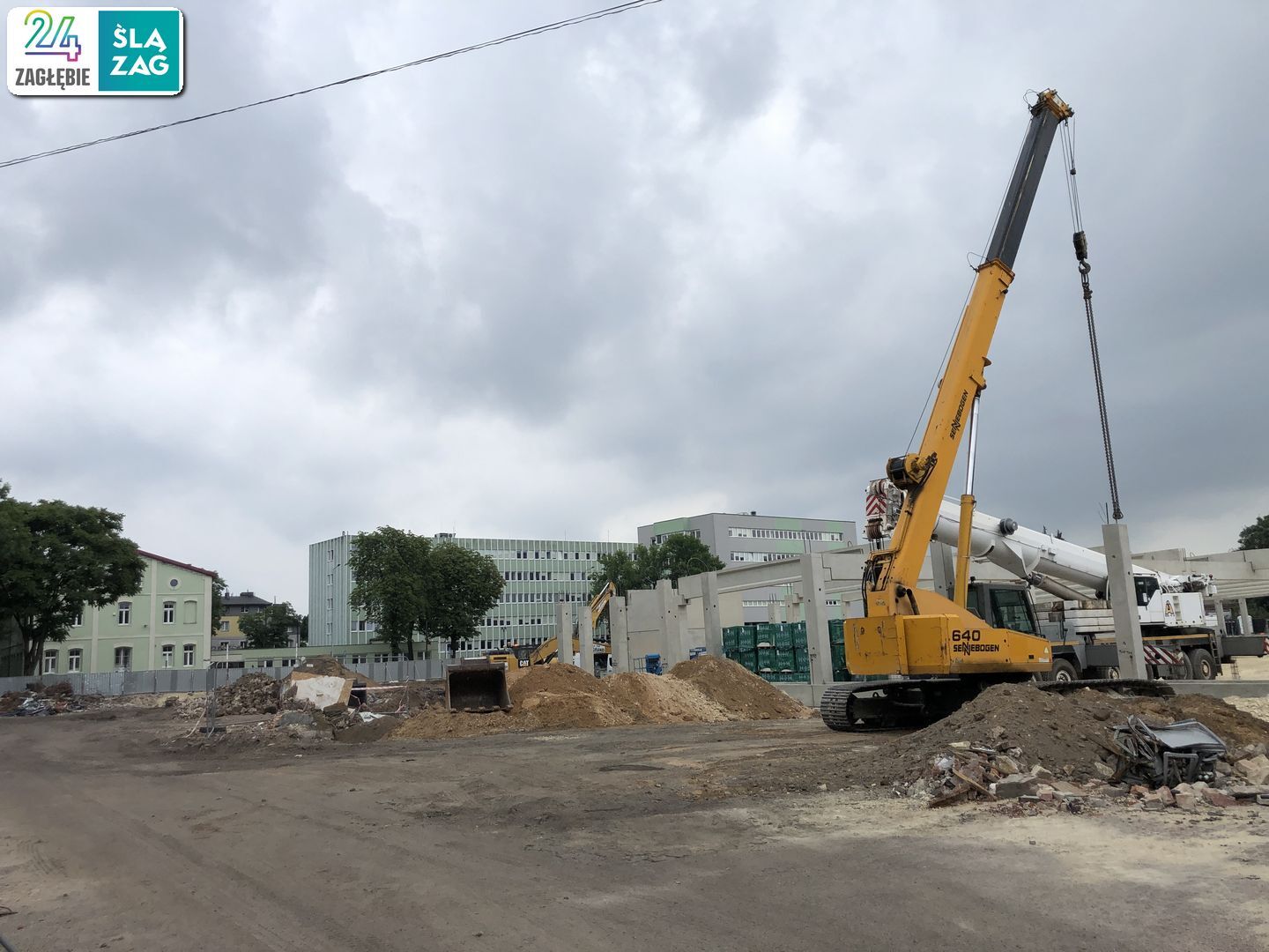 Sosnowiec. Ulice 1 Maja i Partyzantów. Budowa centrum handlowego «Kaufland» w miejscu dawnej przędzalni Schoenów oraz huty szkła. 8 lipca 2025.