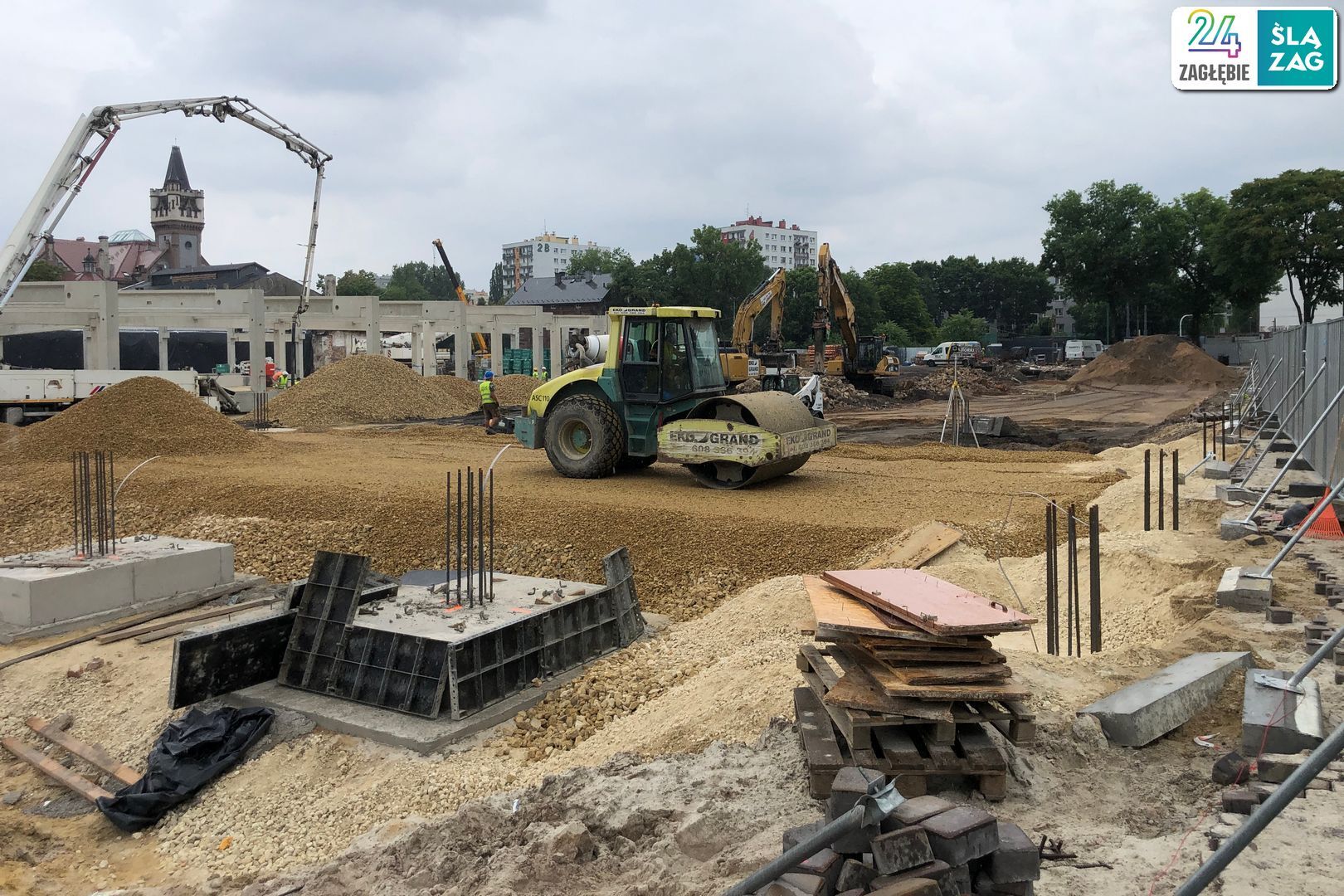 Sosnowiec. Ulice 1 Maja i Partyzantów. Budowa centrum handlowego «Kaufland» w miejscu dawnej przędzalni Schoenów oraz huty szkła. 8 lipca 2025.