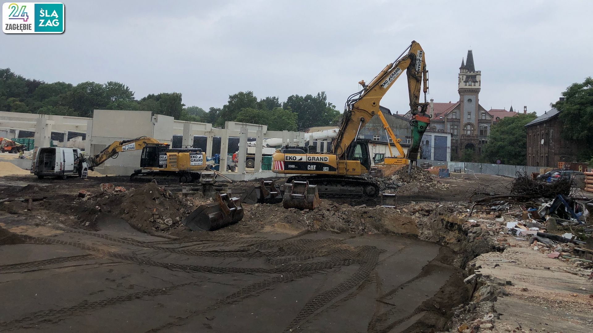 Sosnowiec. Ulice 1 Maja i Partyzantów. Budowa centrum handlowego «Kaufland» w miejscu dawnej przędzalni Schoenów oraz huty szkła. 8 lipca 2025.