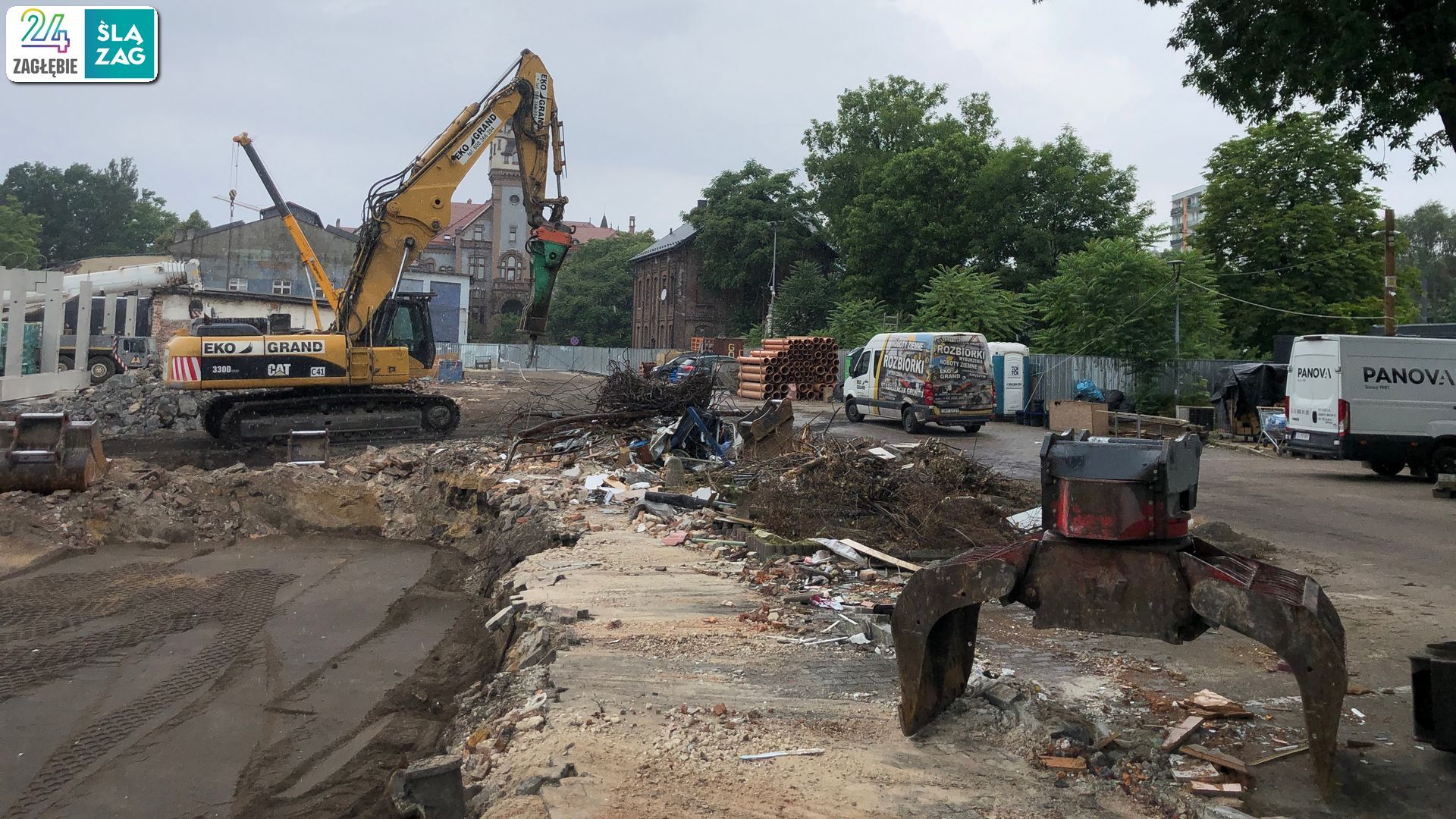 Sosnowiec. Ulice 1 Maja i Partyzantów. Budowa centrum handlowego «Kaufland» w miejscu dawnej przędzalni Schoenów oraz huty szkła. 8 lipca 2025.
