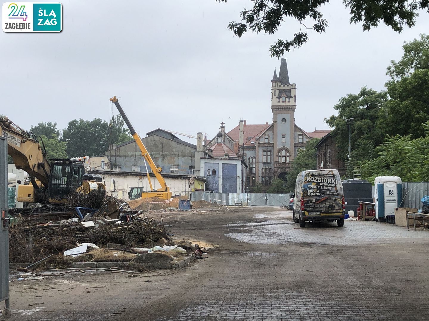 Sosnowiec. Ulice 1 Maja i Partyzantów. Budowa centrum handlowego «Kaufland» w miejscu dawnej przędzalni Schoenów oraz huty szkła. 8 lipca 2025.