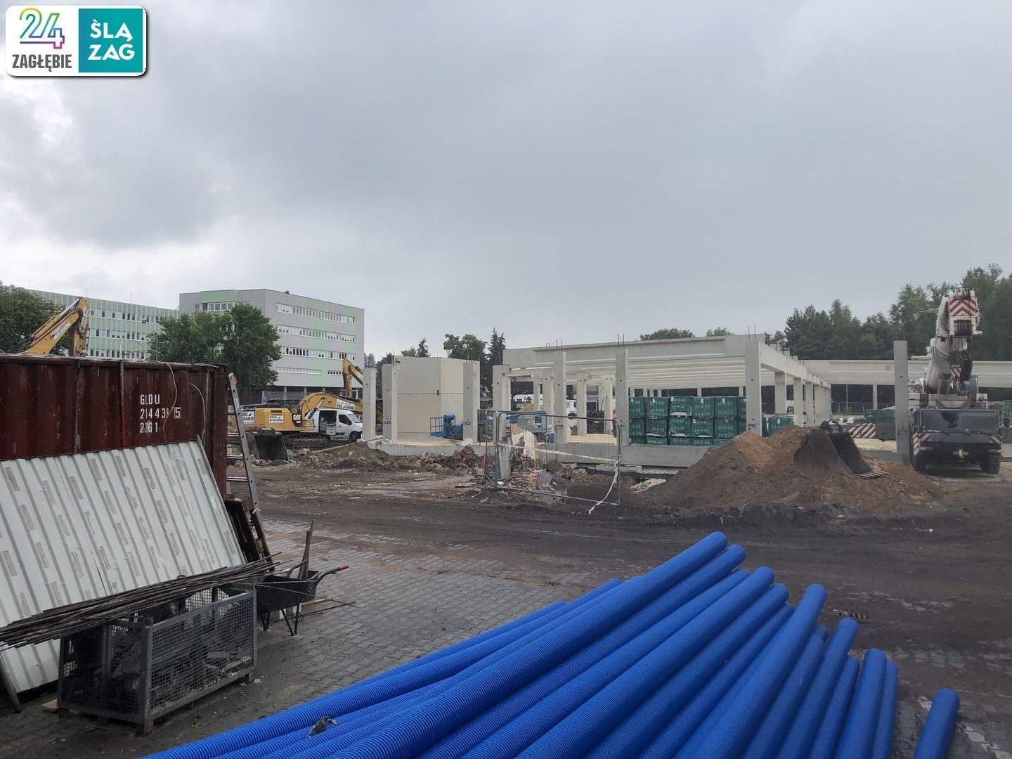 Sosnowiec. Ulice 1 Maja i Partyzantów. Budowa centrum handlowego «Kaufland» w miejscu dawnej przędzalni Schoenów oraz huty szkła. 8 lipca 2025.