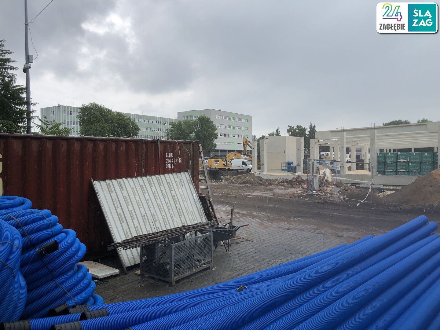 Sosnowiec. Ulice 1 Maja i Partyzantów. Budowa centrum handlowego «Kaufland» w miejscu dawnej przędzalni Schoenów oraz huty szkła. 8 lipca 2025.