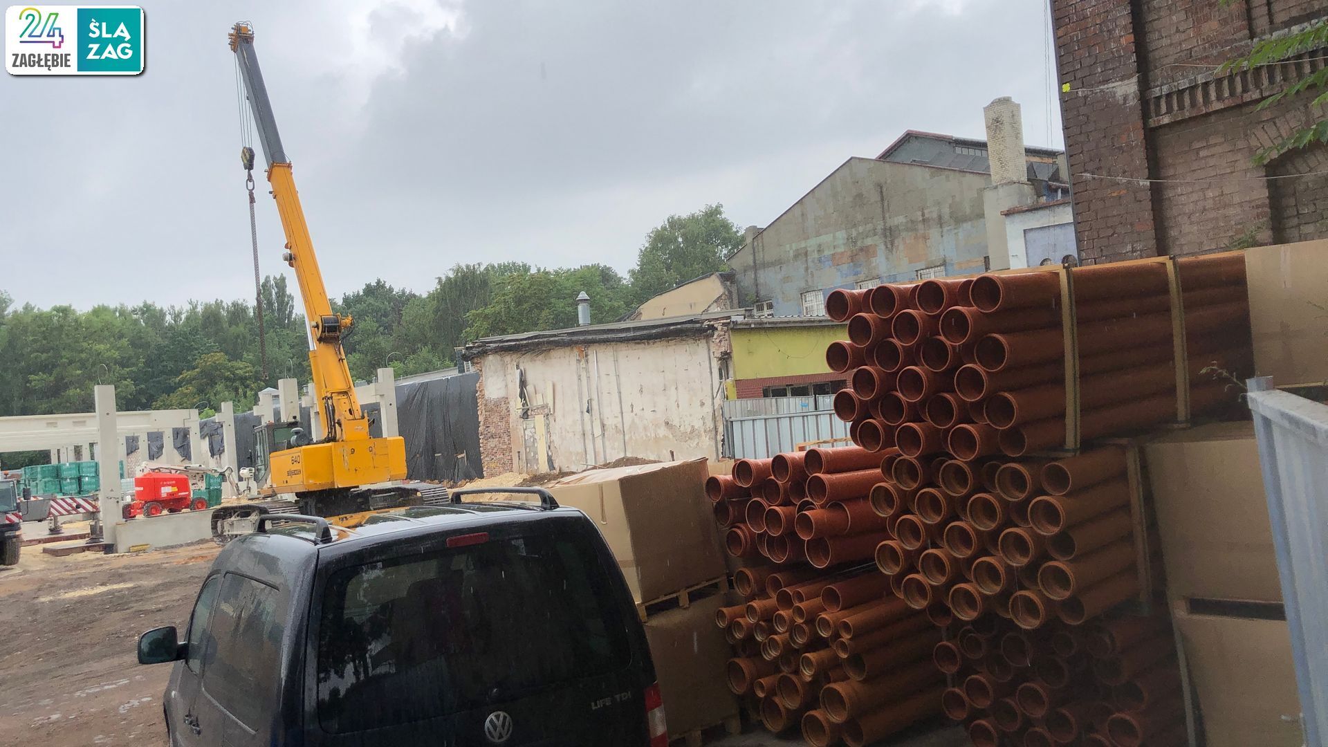 Sosnowiec. Ulice 1 Maja i Partyzantów. Budowa centrum handlowego «Kaufland» w miejscu dawnej przędzalni Schoenów oraz huty szkła. 8 lipca 2025.