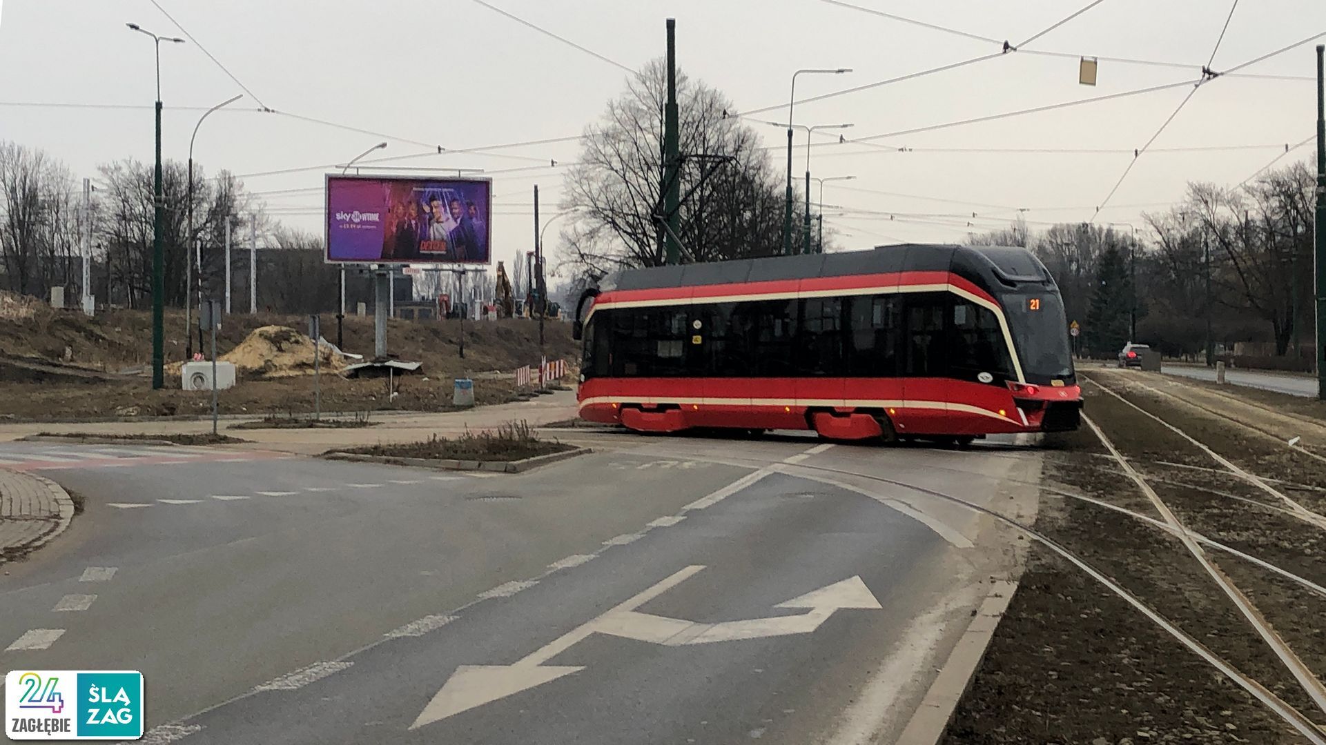 Sosnowiec. Skrzyżowanie ulic: 3 Maja i Stefana Żeromskiego. Tramwaj Moderus Beta. 25 lutego 2025.