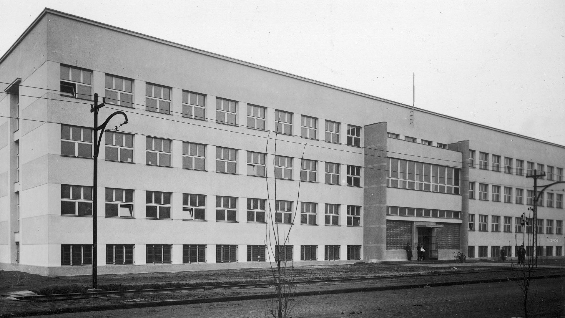 Sosnowiec. Ulica 3 Maja 33. Ubezpieczalnia społeczna i szpital położniczy w budowie. Rok 1932