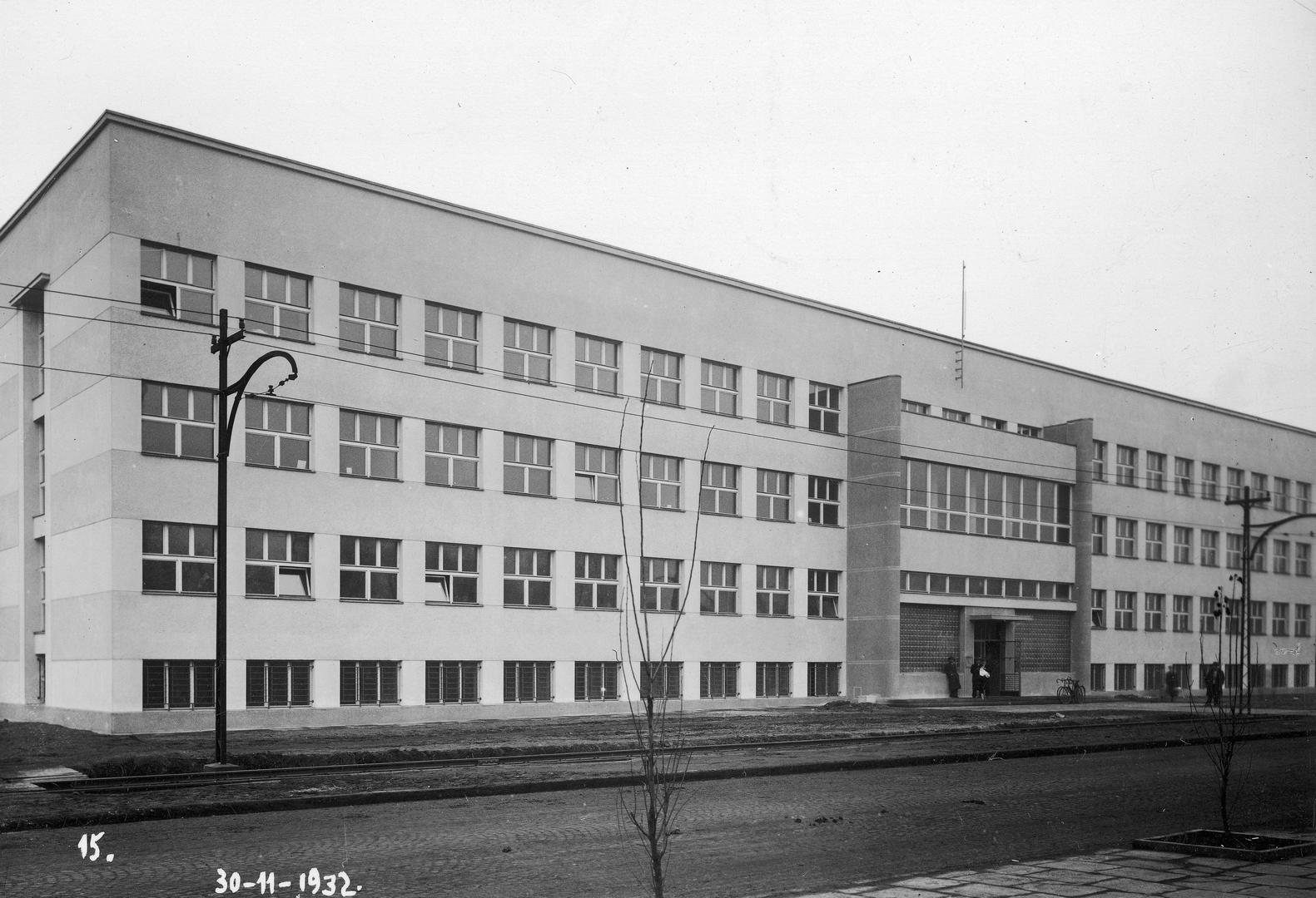Sosnowiec. Ulica 3 Maja 33. Ubezpieczalnia społeczna i szpital położniczy w budowie. Rok 1932