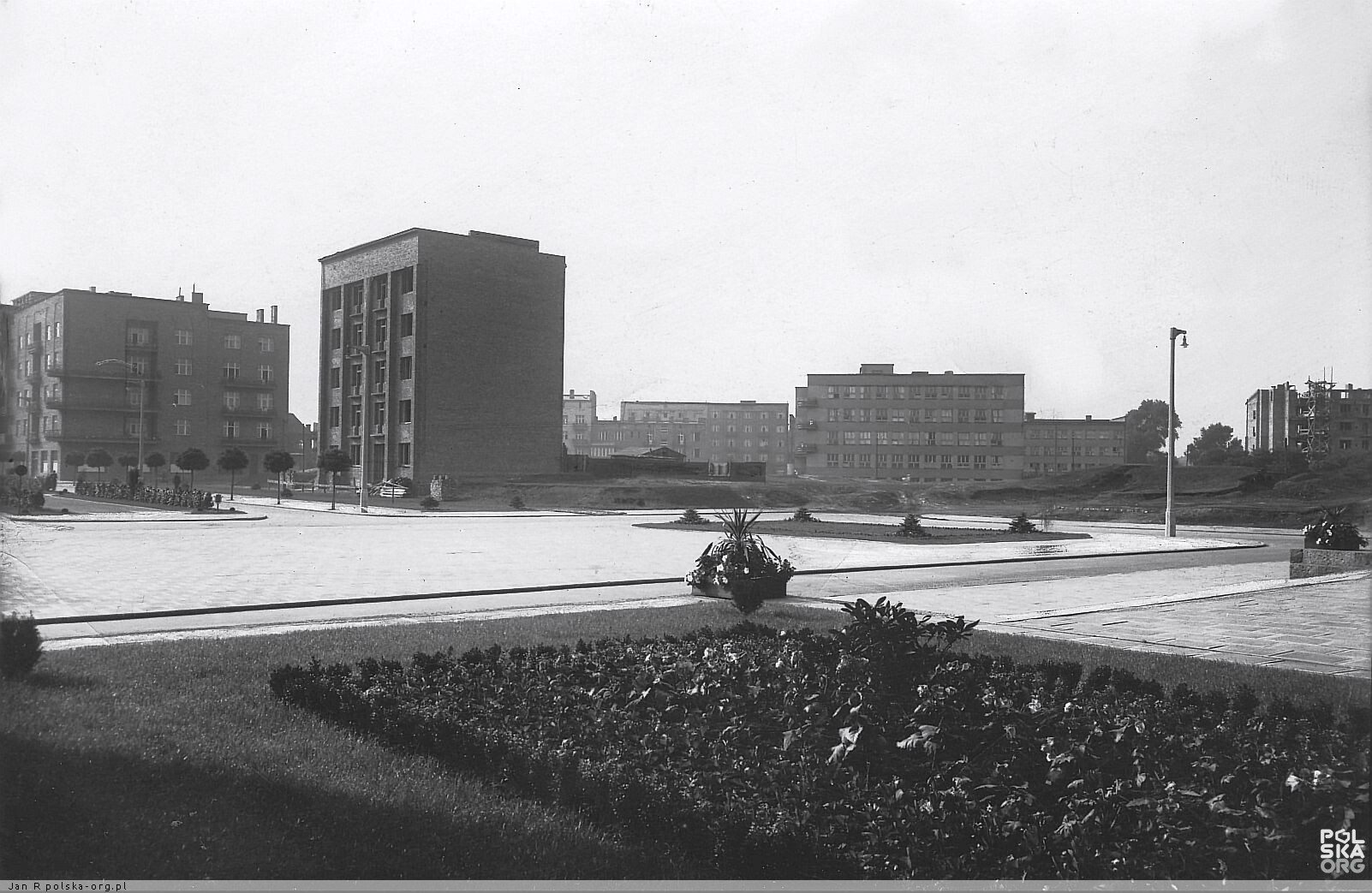 Sosnowiec. Ulica Bolesława Pierackiego. Widok sprzed budynku Urzędu Miasta. Po prawej ubezpieczalnia społeczna i szpital położniczy. Lata 1933-1937