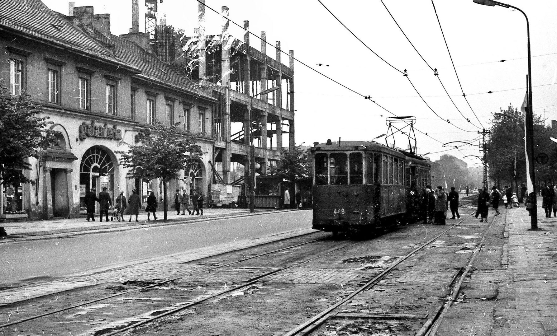Sosnowiec. Ulica Czerwonego Zagłębia. Dom Czterech Kupców, PDT «Sezam» w trakcie budowy, Tramwaj. Rok 1965.