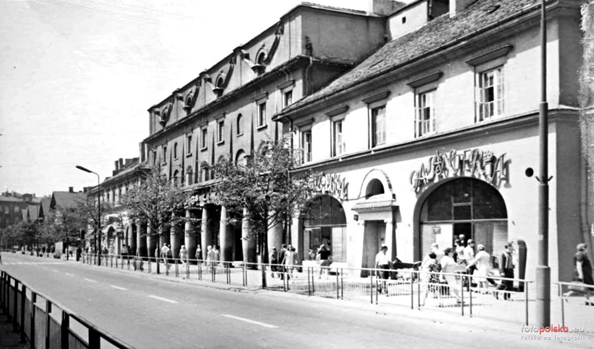 Sosnowiec. Ulica Czerwonego Zagłębia. Domy kolejowe, restauracja «Savoy», kinoteatr «Zagłębie», Dom Czterech Kupców. Lata 1960-1967.