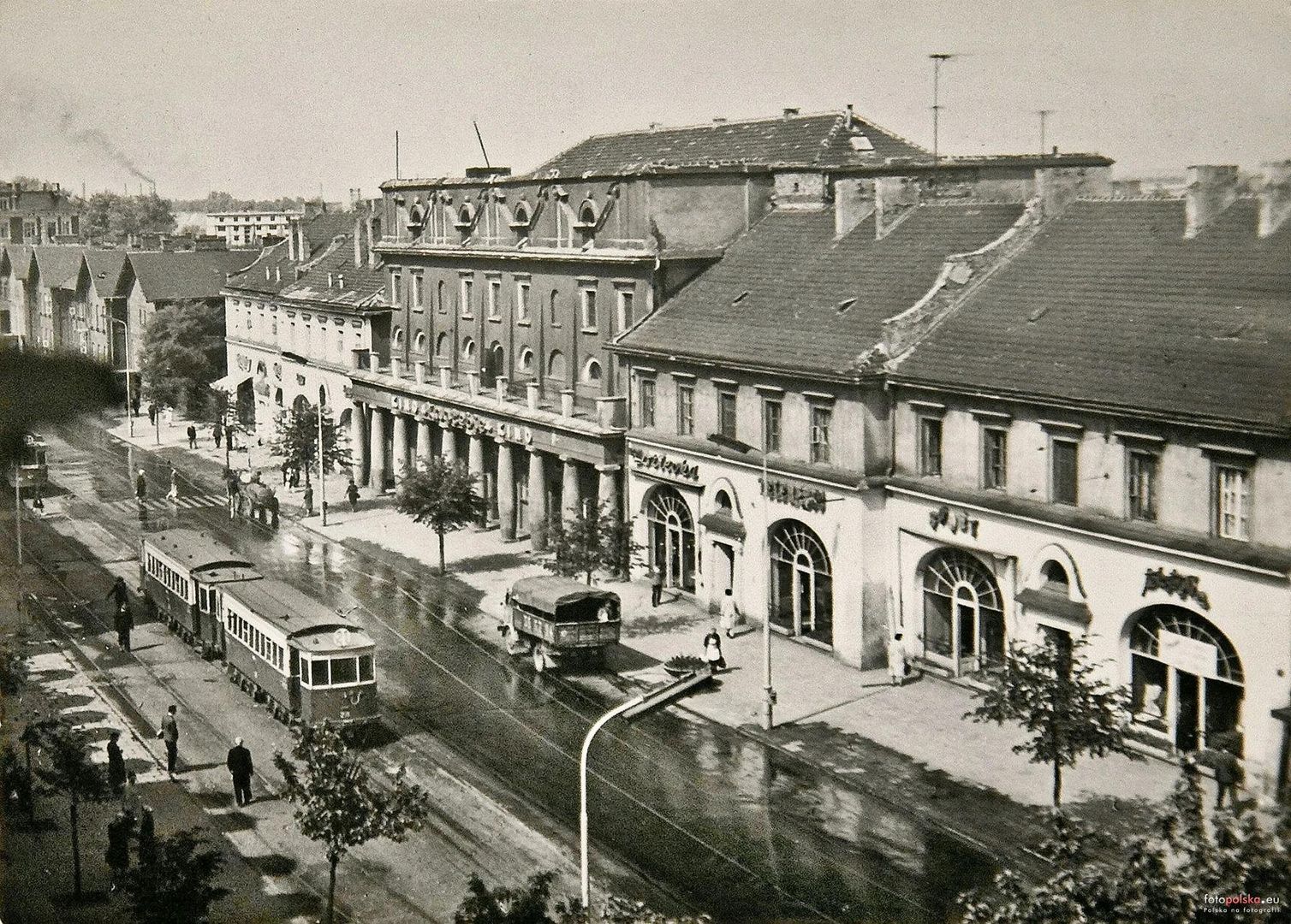 Sosnowiec. Ulica Czerwonego Zagłębia. Domy kolejowe, restauracja «Savoy», kinoteatr «Zagłębie», Dom Czterech Kupców. Lata 1960-1965.