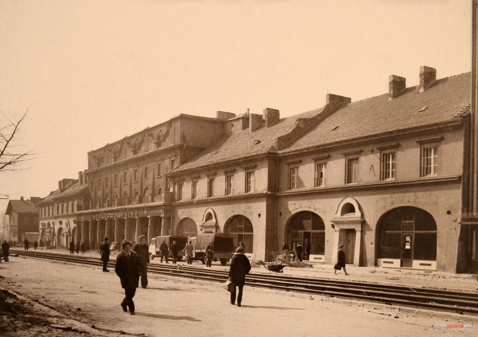Sosnowiec. Ulica Czerwonego Zagłębia. Domy Kolejowe Restauracja Savoy Kinoteatr Zaglebie Dom Czterech Kupcow 1970 1972 01