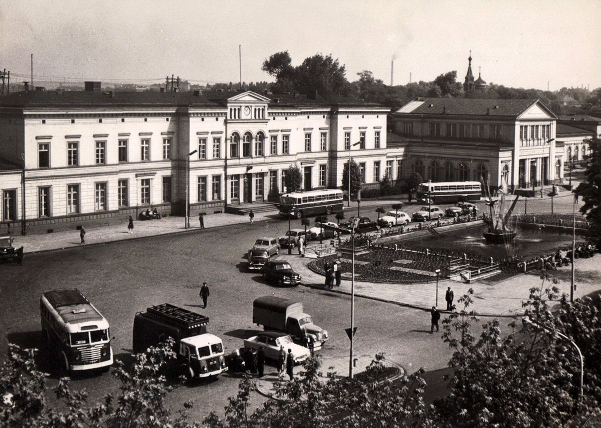 Sosnowiec. Ulica Czerwonego Zagłębia. Dworzec kolejowy główny. Nowa fontanna. Lata 1962-1963.