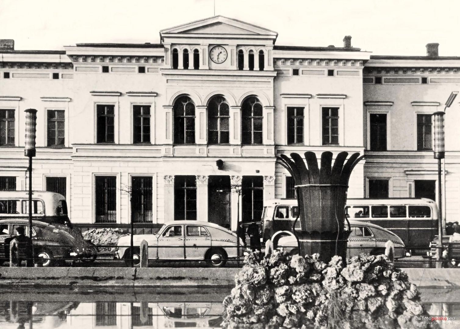 Sosnowiec. Ulica Czerwonego Zagłębia. Dworzec kolejowy główny. Stara fontanna. Lata  1958-1961.