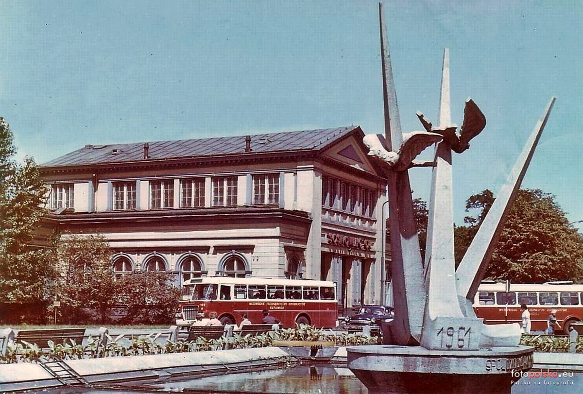 Sosnowiec. Ulica Czerwonego Zagłębia. Dworzec kolejowy główny i nowa fontanna. Lata 1962-1965.