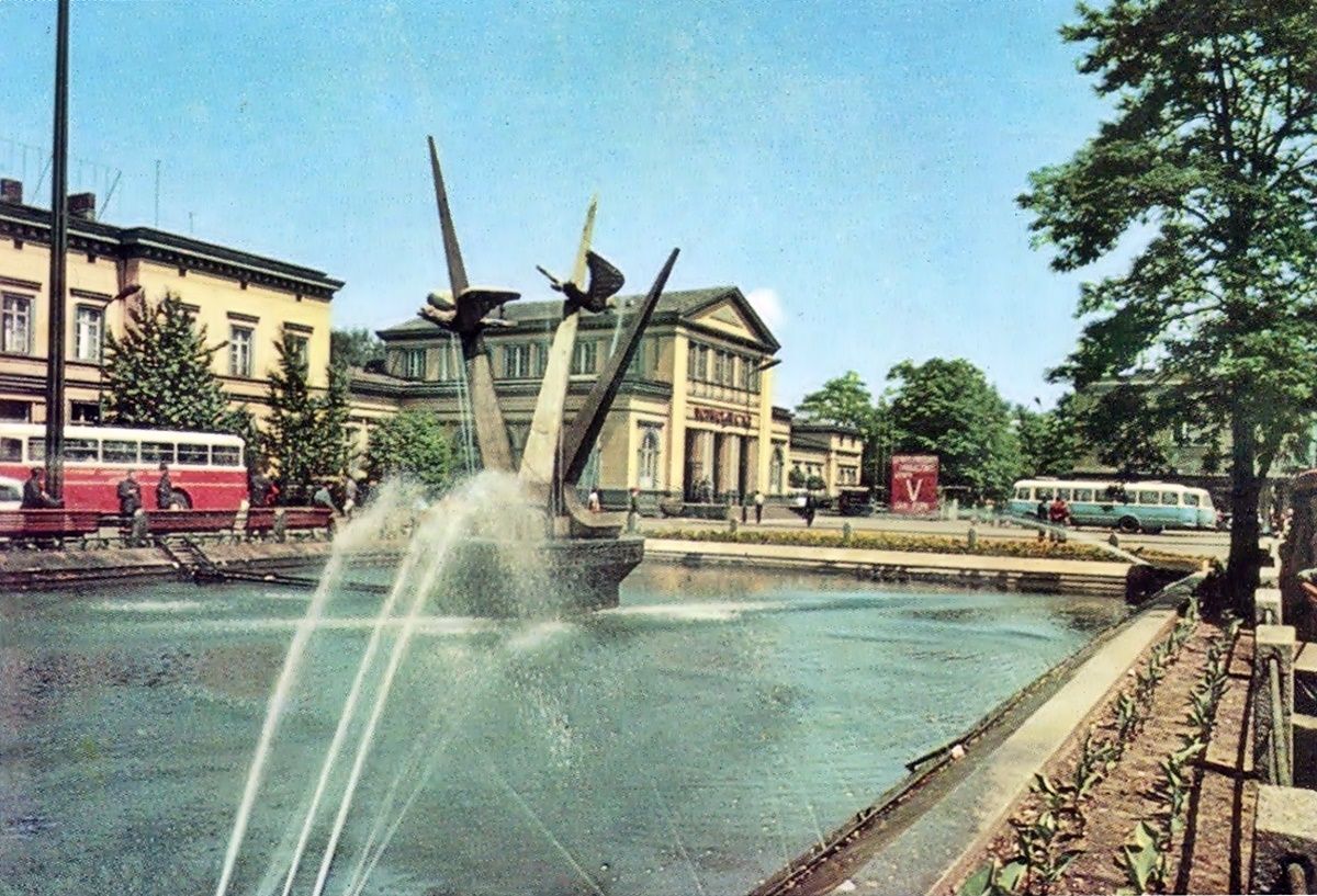 Sosnowiec Ul Czerwonego Zagłębia. Dworzec kolejowy główny i nowa fontanna. Lata 1969-1972.