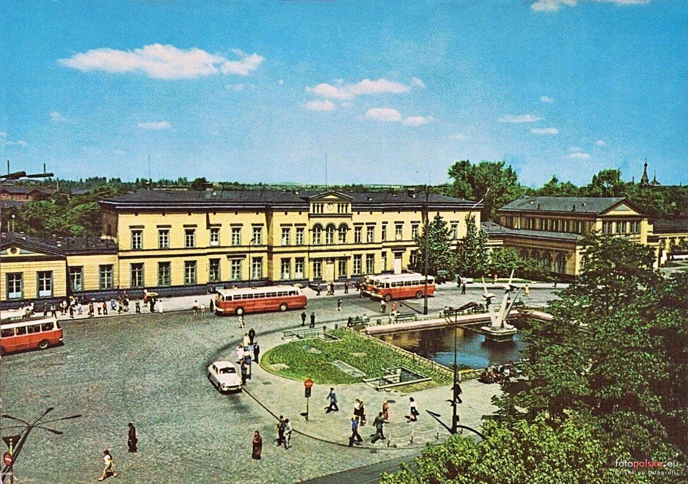 Sosnowiec. Ulica Czerwonego Zagłębia. Dworzec kolejowy główny i nowa fontanna. Rok 1970.