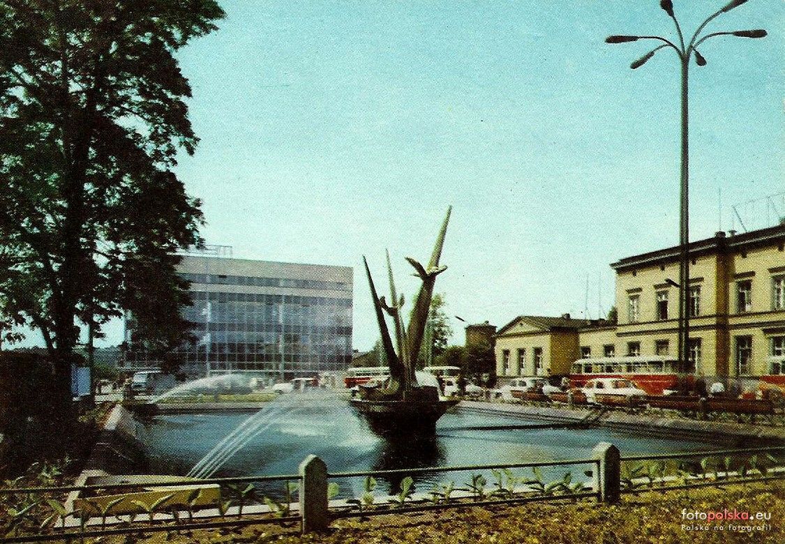 Sosnowiec Ul Czerwonego Zagłębia. Dworzec kolejowy główny i nowa fontanna. Lata 1969-1972.