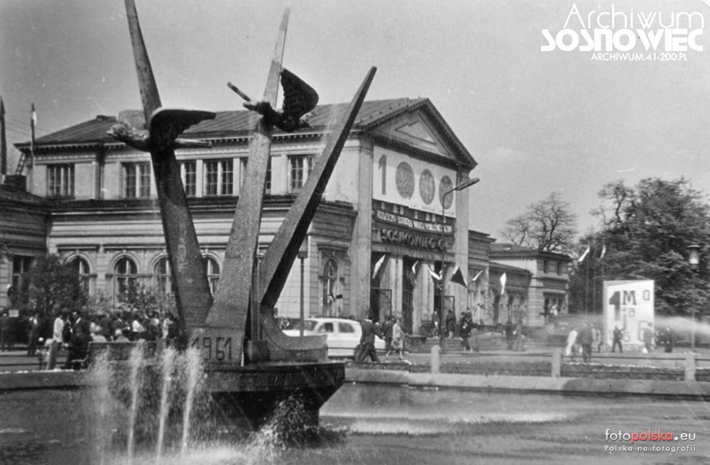 Sosnowiec. Ulica Czerwonego Zagłębia. Dworzec kolejowy główny i nowa fontanna. Rok 1966.