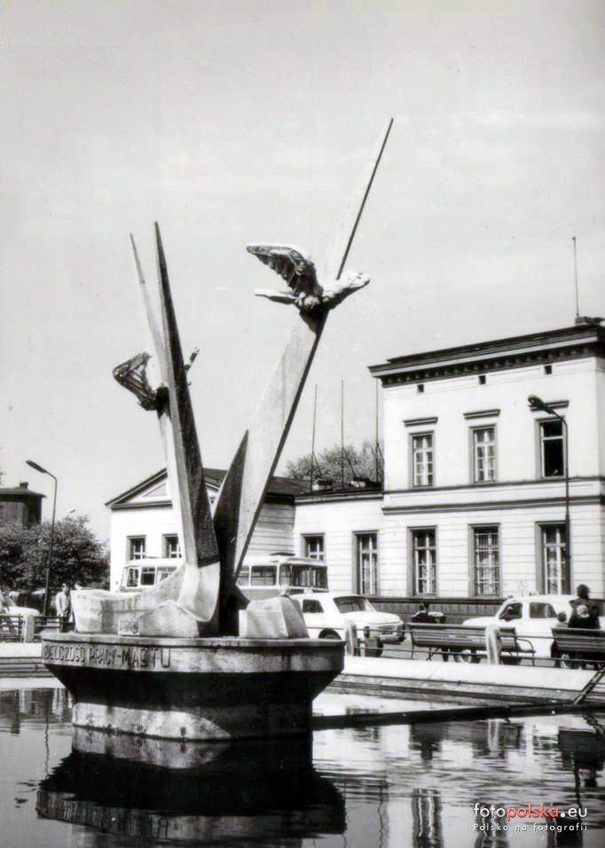 Sosnowiec. Ulica Czerwonego Zagłębia. Dworzec kolejowy główny i nowa fontanna. Rok 1970.