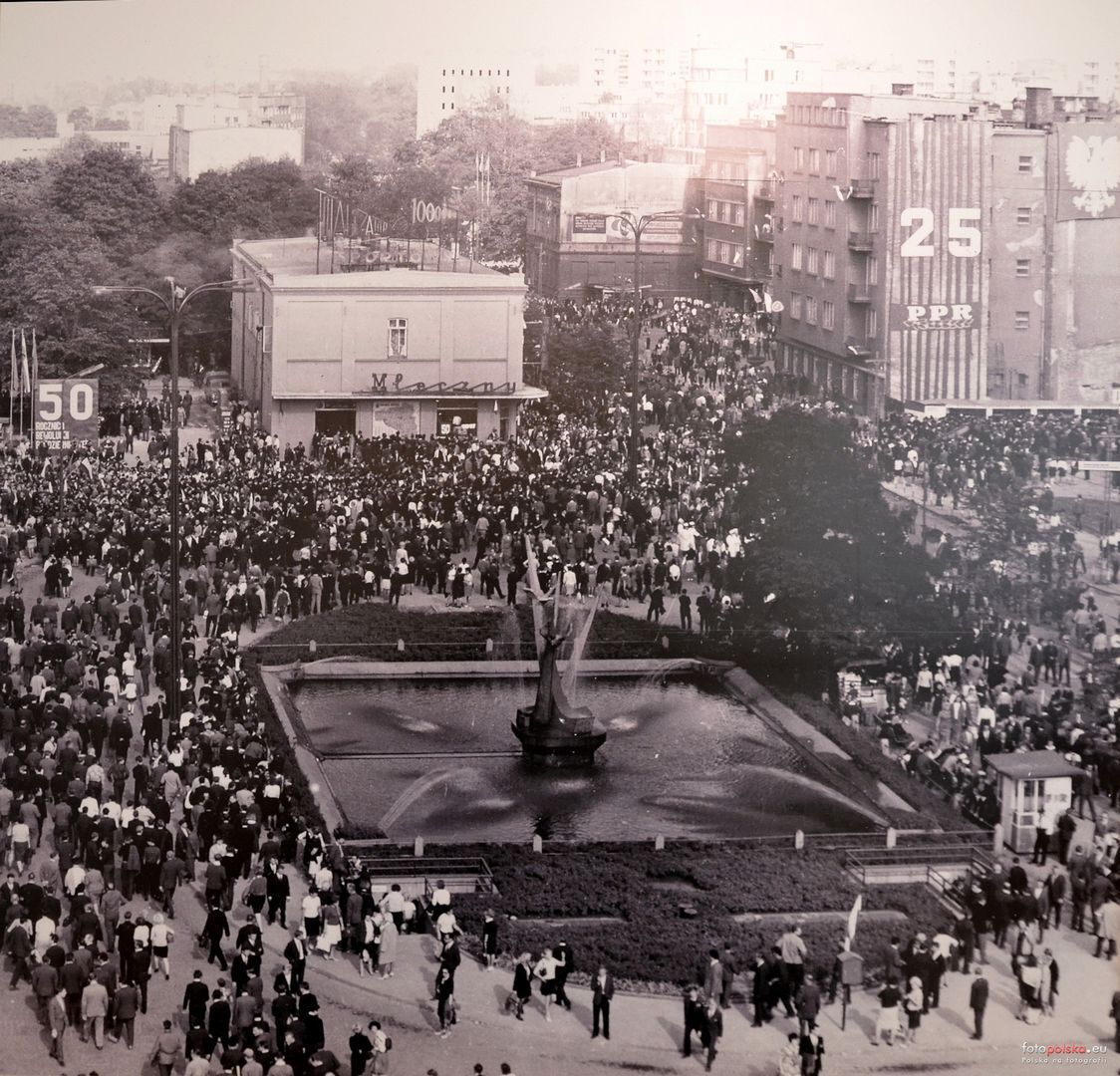 Sosnowiec. Ulica Czerwonego Zagłębia. Nowa fontanna i Bar Mleczny. Widok z PDT «Sezamu». Rok 1967.
