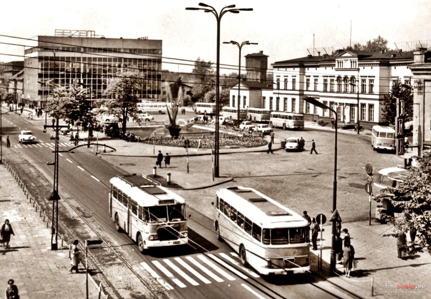 Sosnowiec. Ulica Czerwonego Zagłębia. Dworzec kolejowy główny. Nowa fontanna. PDT «Sezam». Lata 1966-1970.