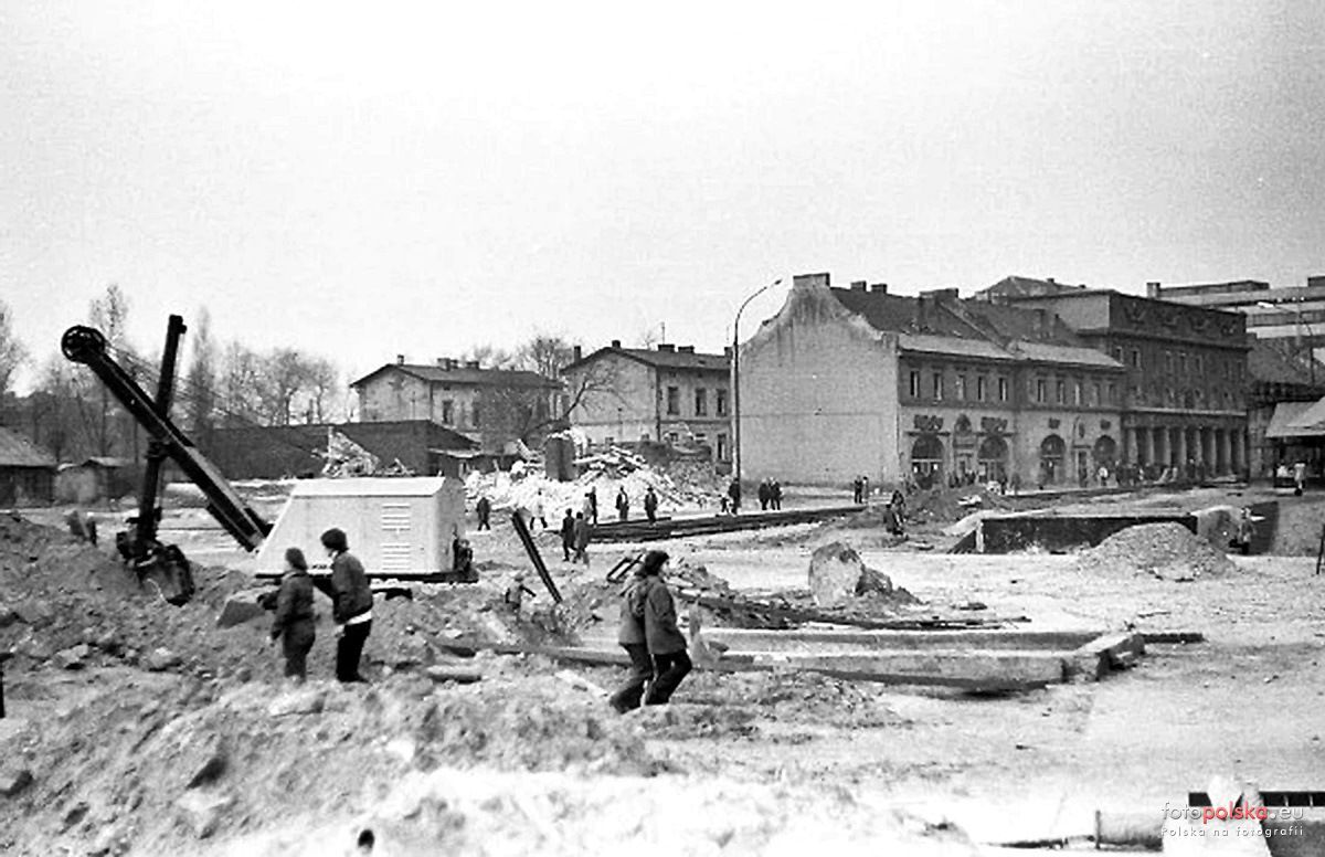 Sosnowiec. Ulica Czerwonego Zagłębia. Restauracja Savoy Kinoteatr Zaglebie Dom Czterech Kupcow Sezam 1973 01