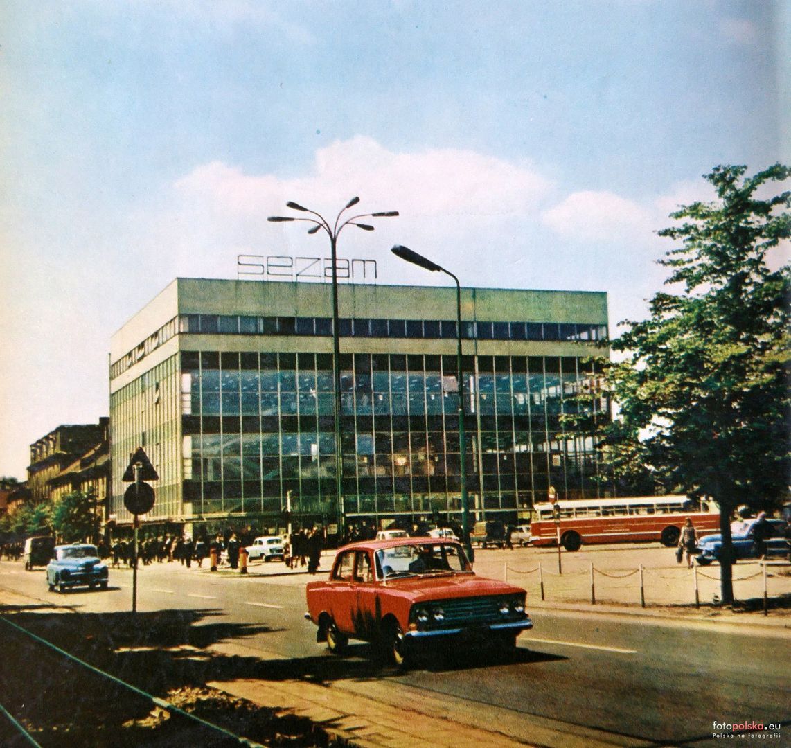 Sosnowiec. Ulica Czerwonego Zagłębia. Restauracja «Savoy», kinoteatr «Zagłebie», Dom Czterech Kupców, PDT «Sezam». Lata 1968-1972.