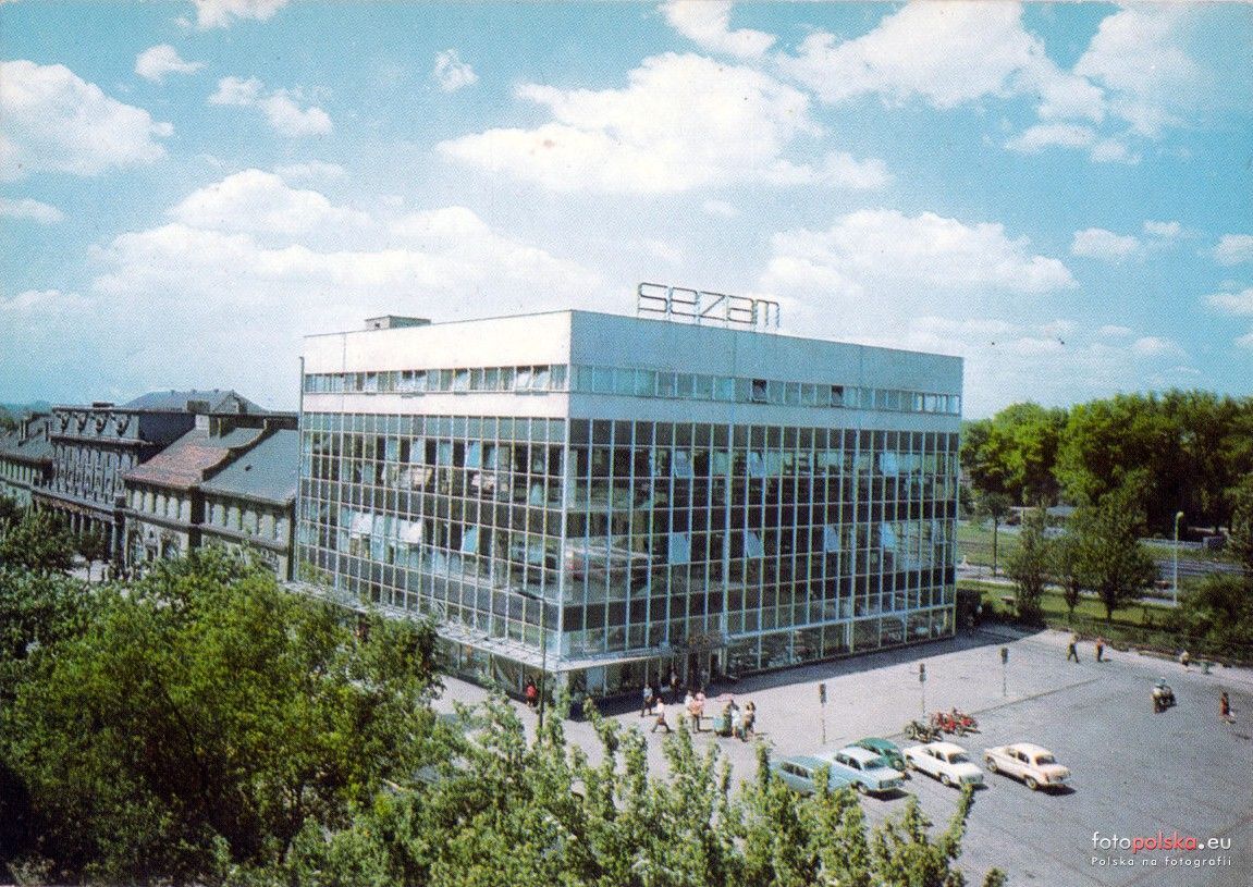 Sosnowiec. Ulica Czerwonego Zagłębia.  Restauracja Savoy Kinoteatr Zaglebie Dom Czterech Kupcow Sezam 1970 1975 01