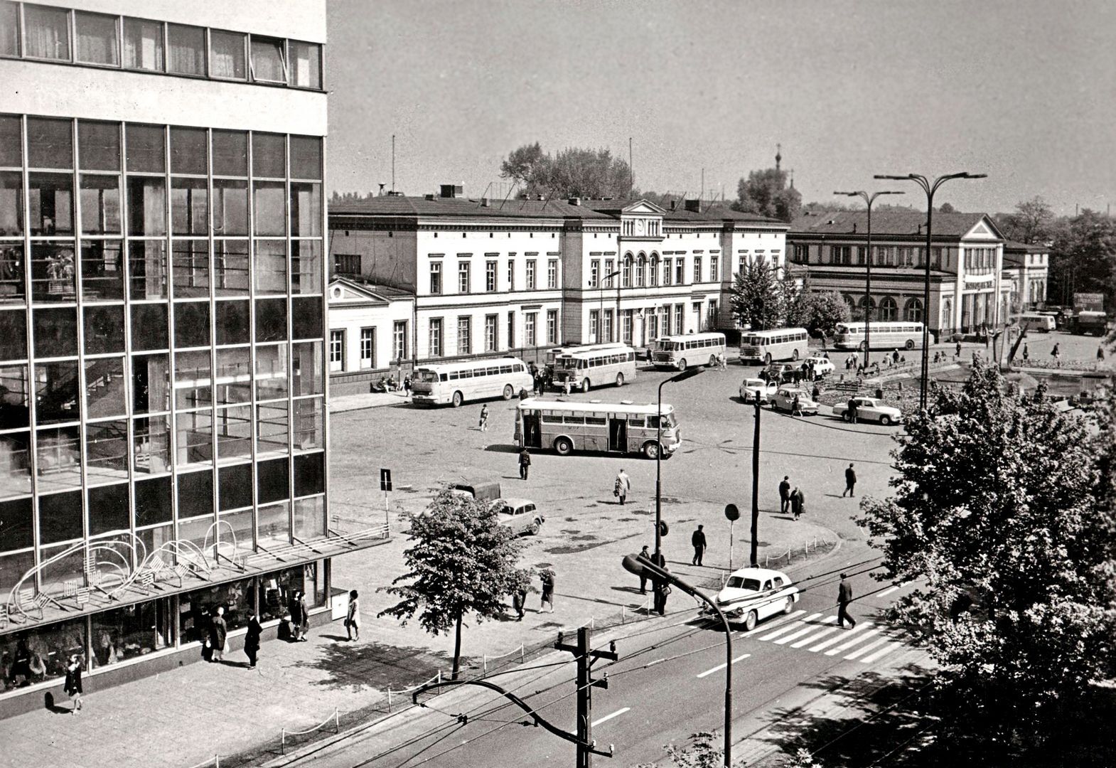 Sosnowiec. Ulica Czerwonego Zagłębia. PDT «Sezam», dworzec kolejowy główny i nowa fontanna. Lata 1969-1970.