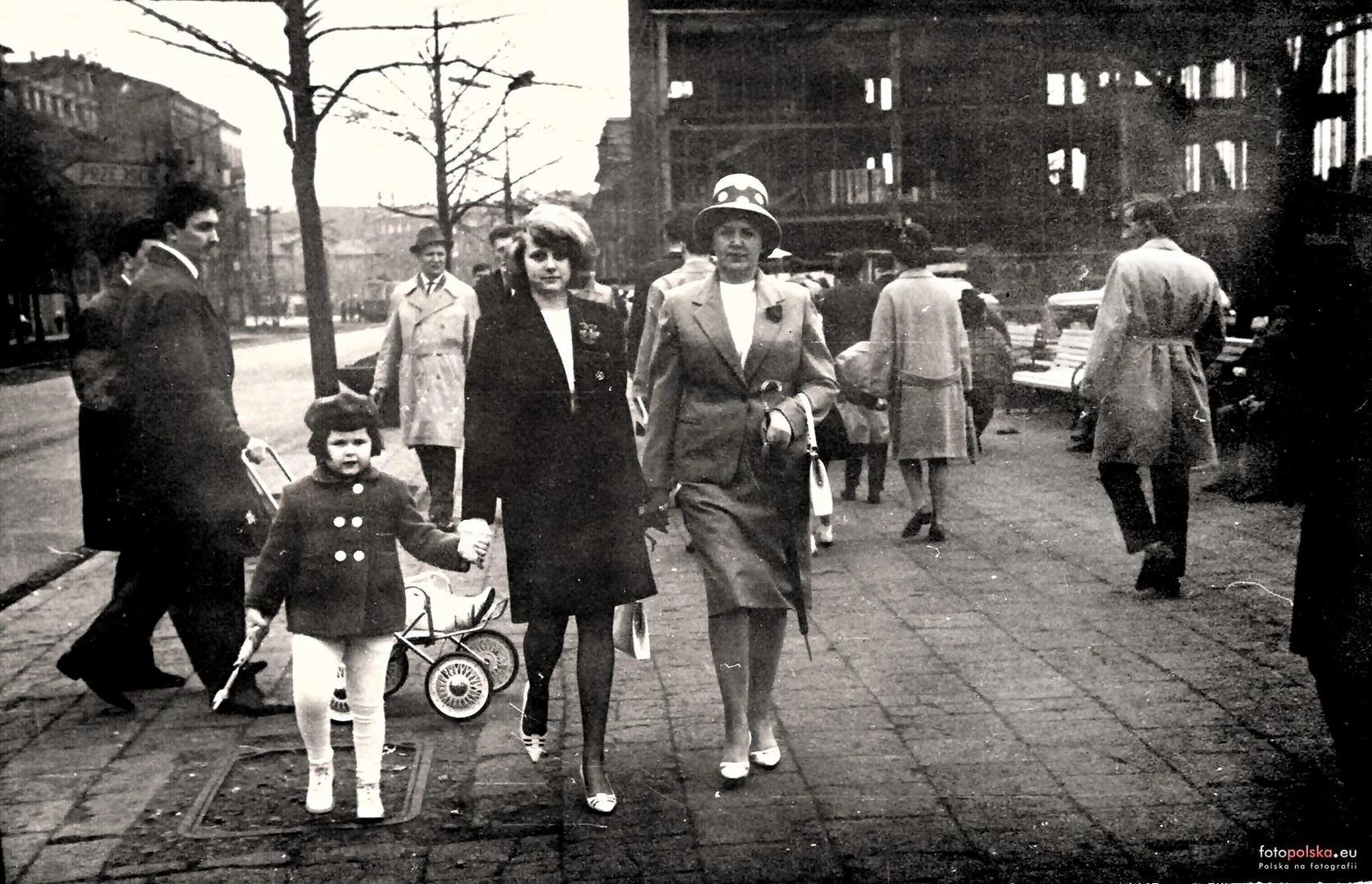 Sosnowiec. Ulica Czerwonego Zagłębia. Spacer, w tle PDT «Sezam», w trakcie budowy. Lata 1966-1967.