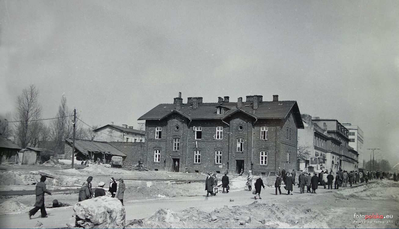 Sosnowiec. Ulica Czerwonego Zagłębia 2. Ostatni z domów kolejowych przed wyburzeniem. Rok 1972.