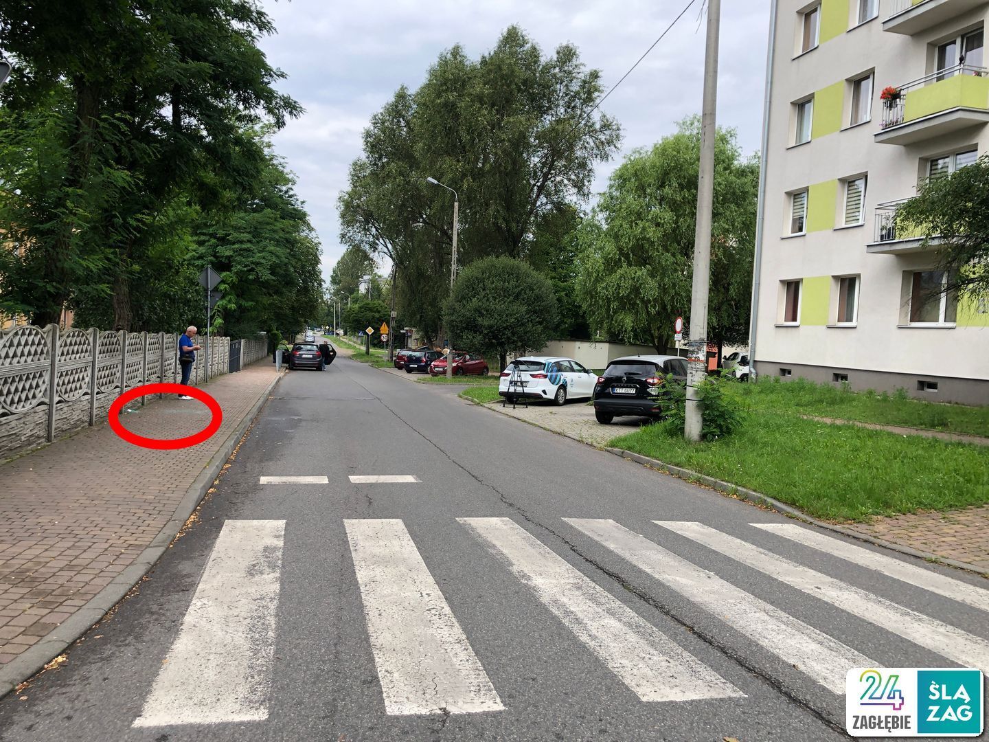 Sosnowiec. Ul. Franciszkańska. Sąsiedztwo miejsca, w którym Policja zastrzeliła mężczyznę atakującego pojazdy metalową rurą (wcześniej mówiono o maczecie). Widać szkło z rozbitej szyby z zaatakowanego przez mężczyznę pojazdu. 31 lipca 2025.