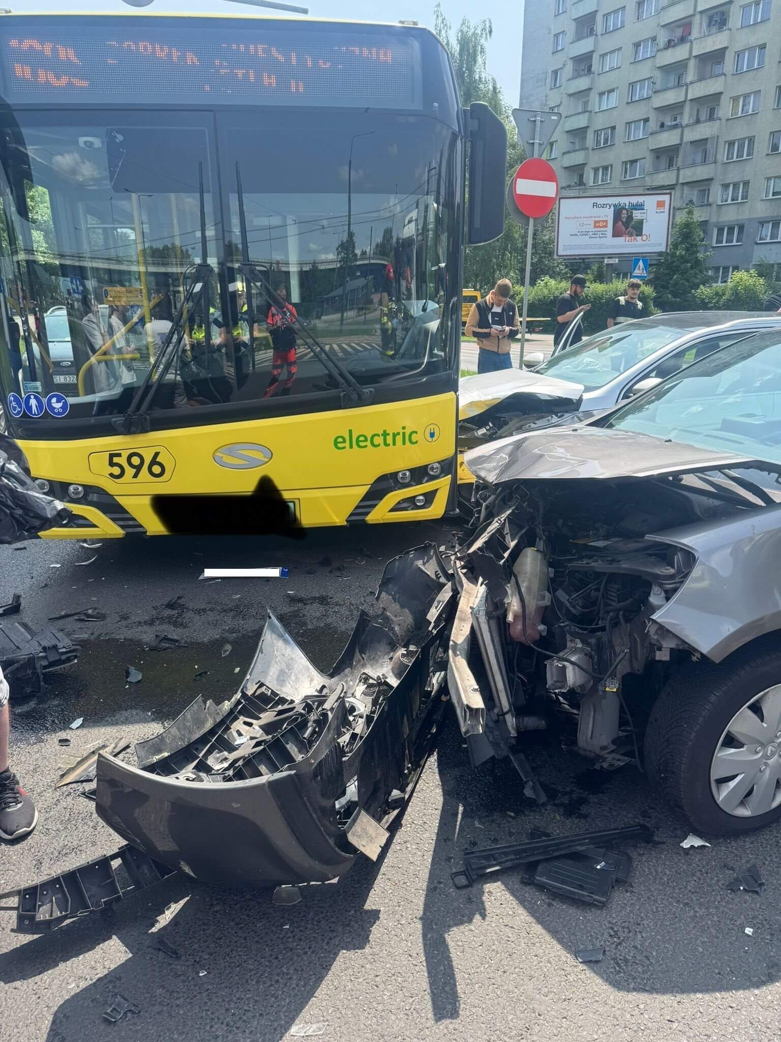 Sosnowiec. Wypadek autobusu i samochodów osobowych na wlocie ulicy Ignacego Mościckiego na ulicę 3 Maja. 5 czerwca 2025.
