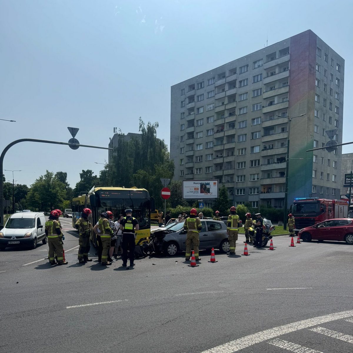 Sosnowiec. Wypadek autobusu i samochodów osobowych na wlocie ulicy Ignacego Mościckiego na ulicę 3 Maja. 5 czerwca 2025.