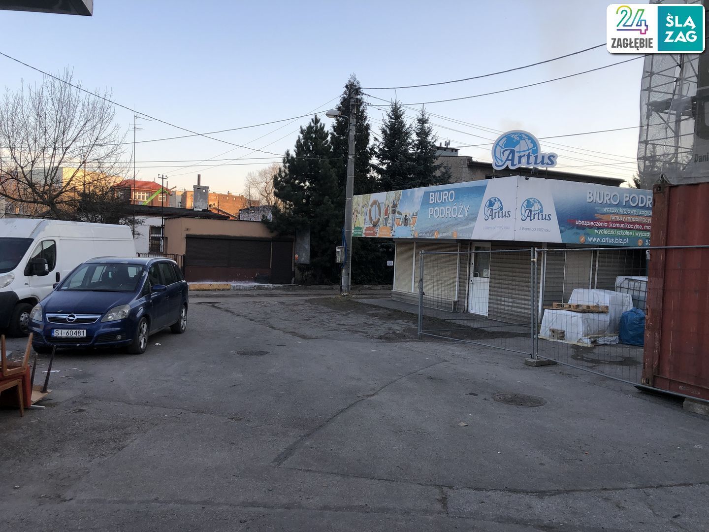 Sosnowiec. Byłe kwiaciarnie przy skrzyżowaniu ulic Jana III Sobieskiego i Józefa Piłsudskiego. Kiedyś istniały dwie obok siebie i był klient mimo braku dojazdu. 7 marca 2025