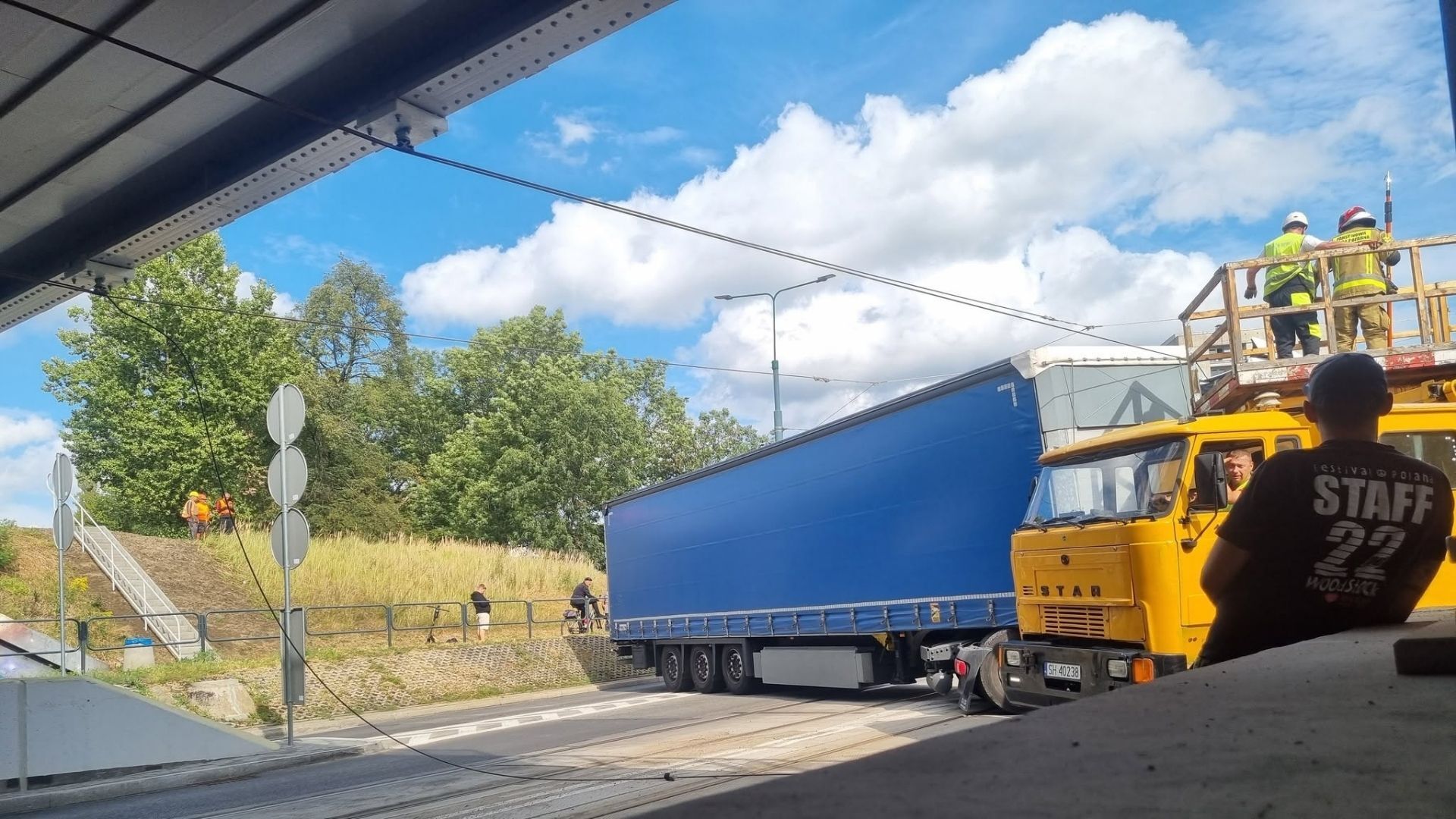 Sosnowiec. 74-letni kierowca zawodowy sparaliżował ruch w godzinach szczytu. „TIR” zerwał sieć trakcji tramwajowej i zablokował wiadukt
