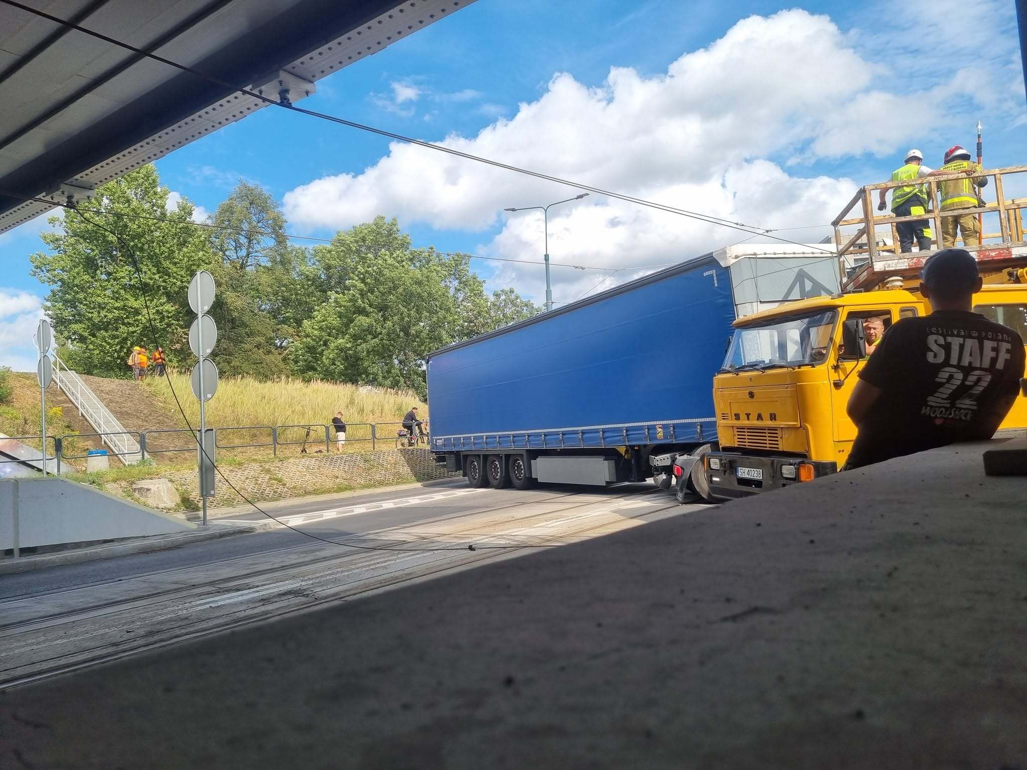 Sosnowiec. Ciągnik siodłowy z naczepą zerwał sieć zasilania trakcji elektrycznej tramwajów przed wiaduktem nad ulicą Józefa Piłsudskiego. 18 sierpnia 2026